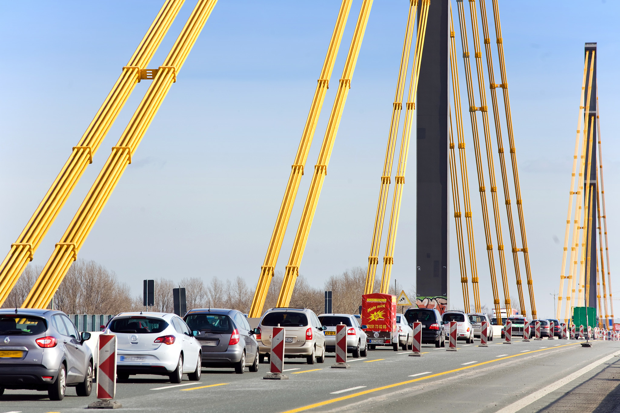 Kaum eine Woche ohne Sperrungen und Staus auf der Rheinbrücke Neuenkamp.