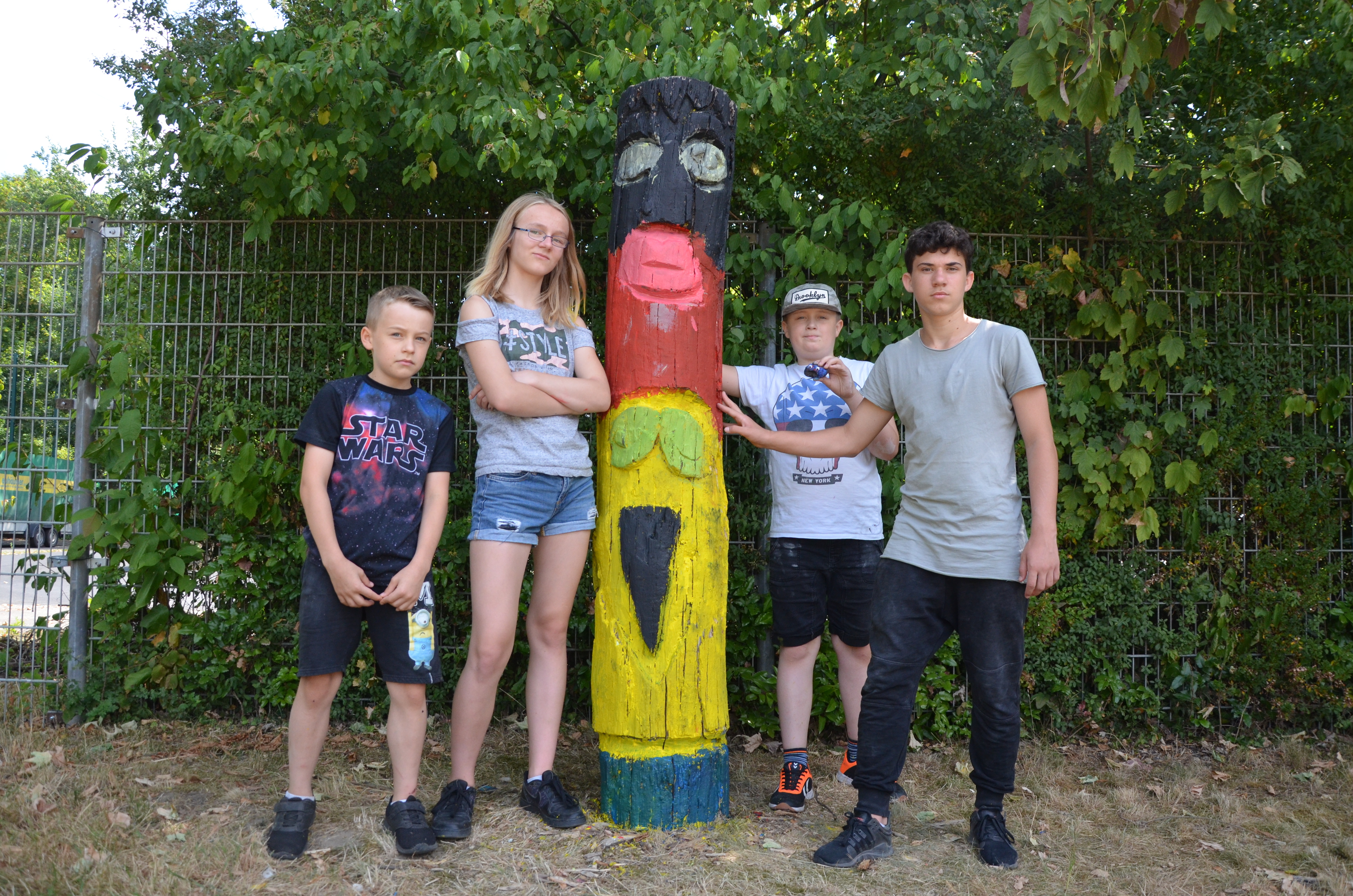 Der einst farblose Totempfahl hat von den Kindern einen neuen Anstrich bekommen.