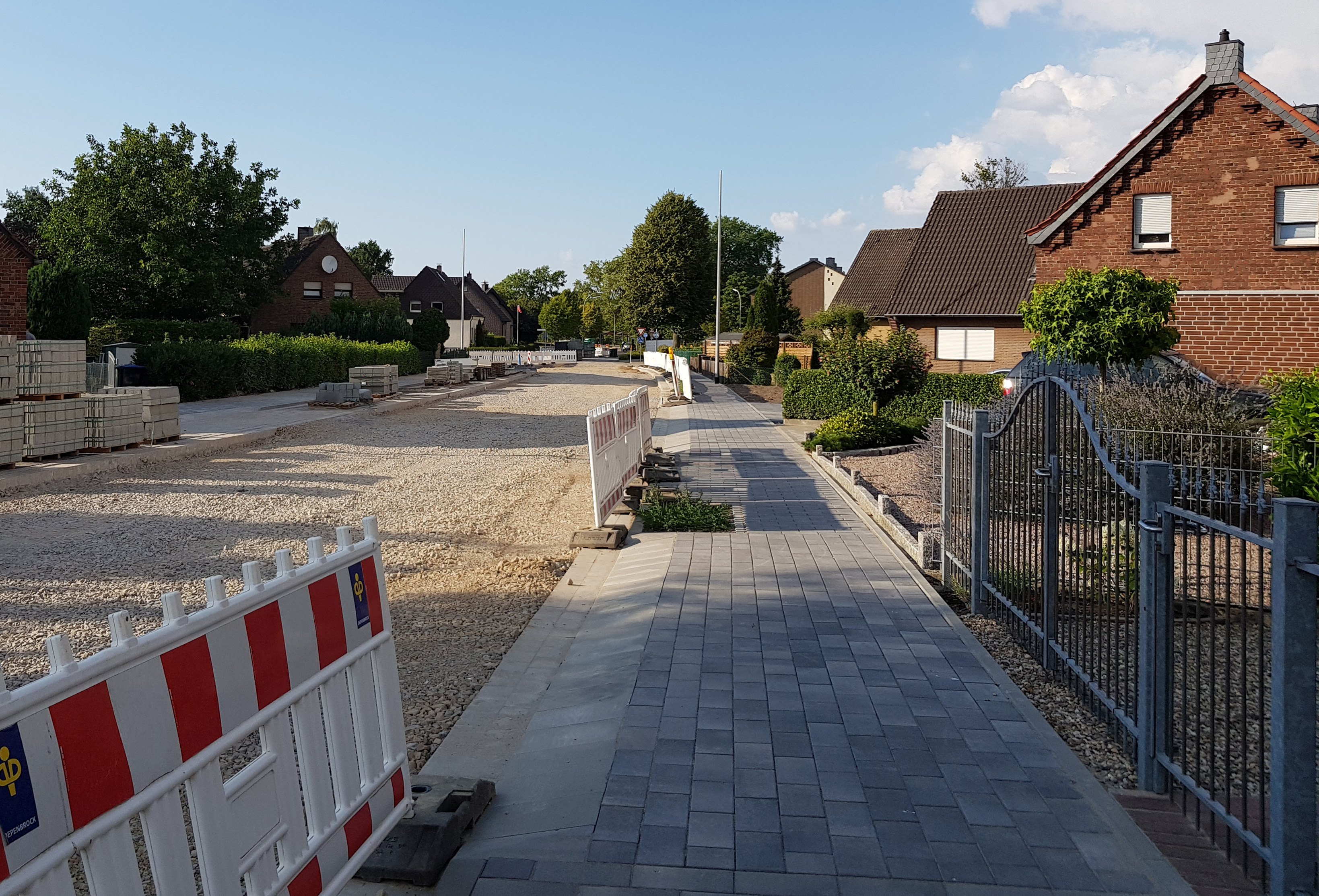 Vom 30. Juli bis zum 2. August wird die Heinrich-Lensing-Straße von der Einmündung Emil-Barth-Straße bis zum Imbiss Suveren voll gesperrt, weil ein großer Straßenfertiger zum Einsatz kommt, der die Fahrbahn asphaltiert.