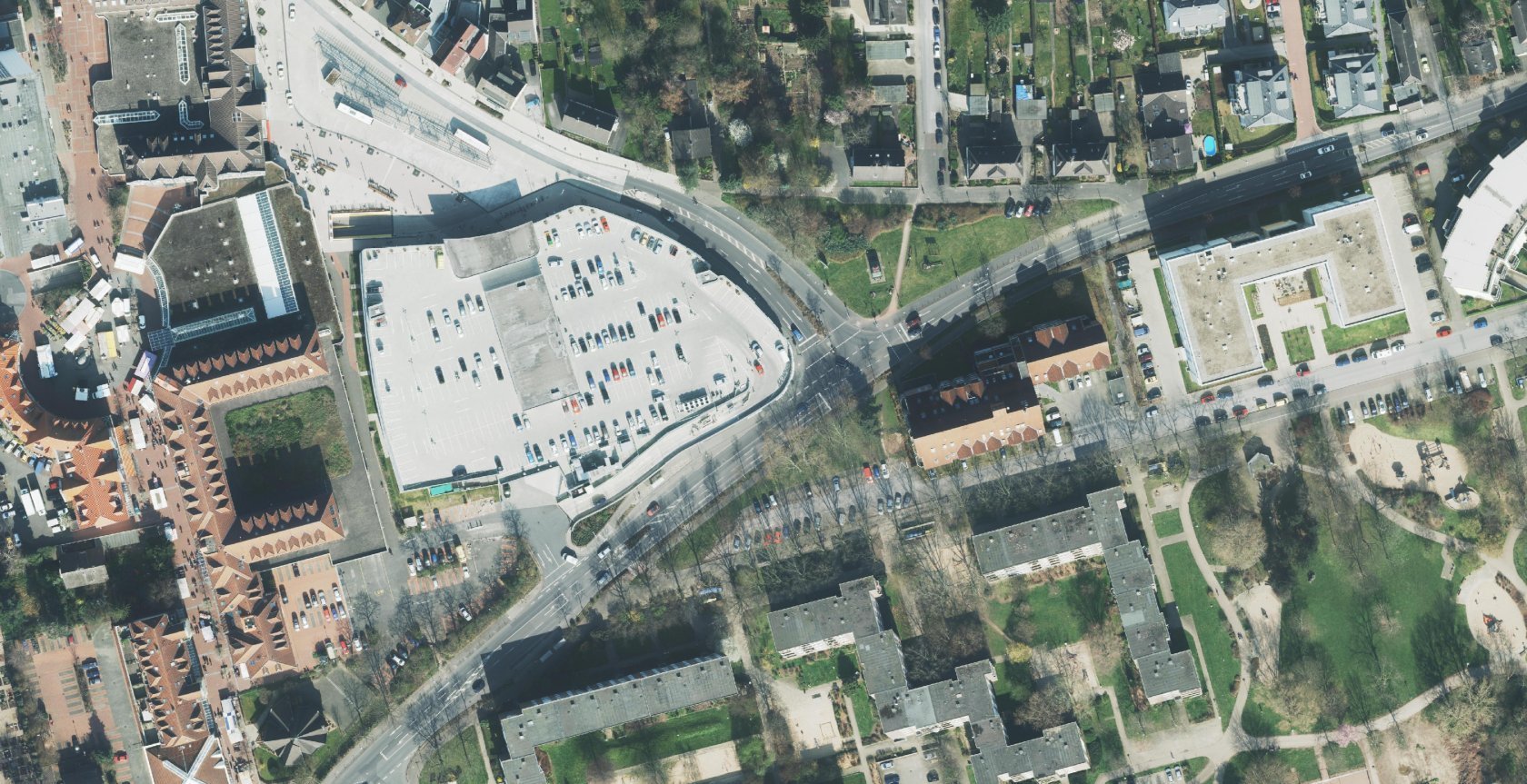 Die Innenstadt mit dem Monheimer Tor in der Bildmitte und der Grünfläche zwischen Rathausplatz und Opladener Straße soll mit dem Berliner Viertel südlich davon besser verbunden werden.