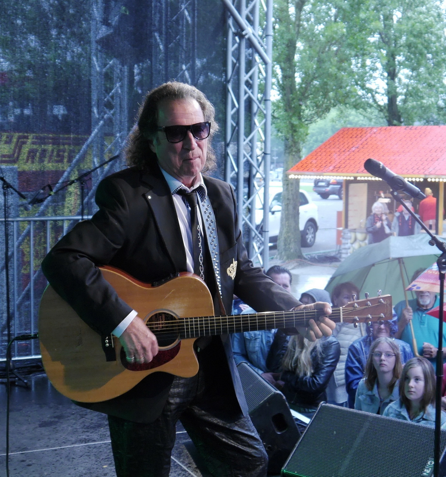 Chris Andrews ist auch dabei.