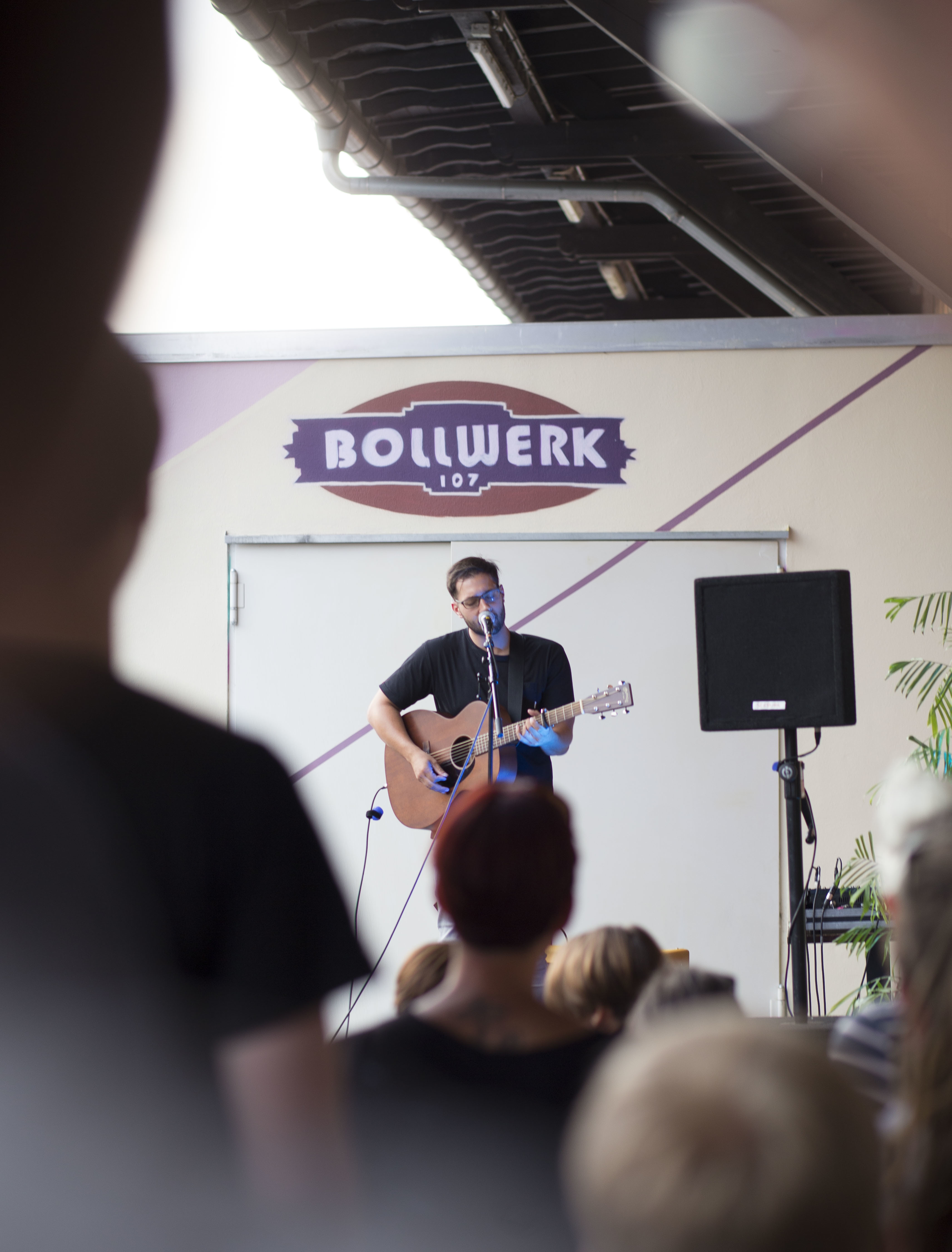 Singer-Songwriter Ijaz Ali machte den Anfang: Sieht nach Halle aus, war aber draußen auf der Terrasse der Kneipe im Bollwerk 107. Foto: Cervellera