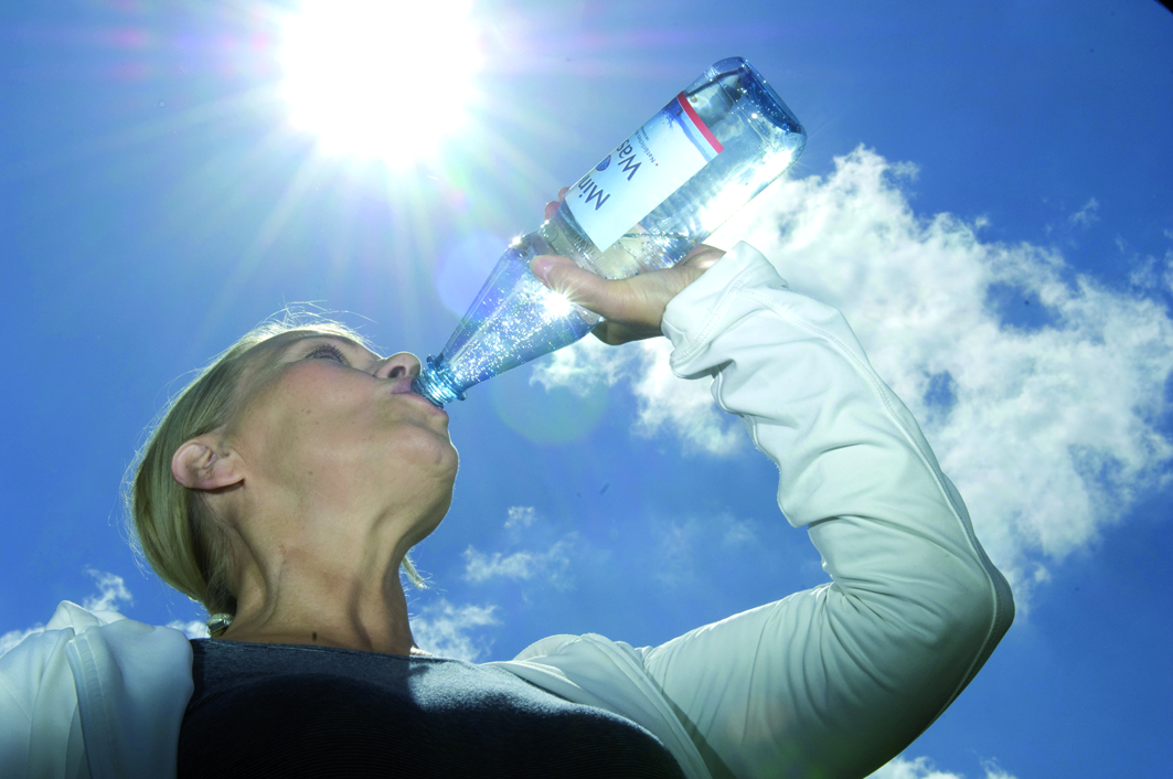 Bei heißen Temperaturen sollte man unbedingt darauf achten, genug Wasser zu trinken.