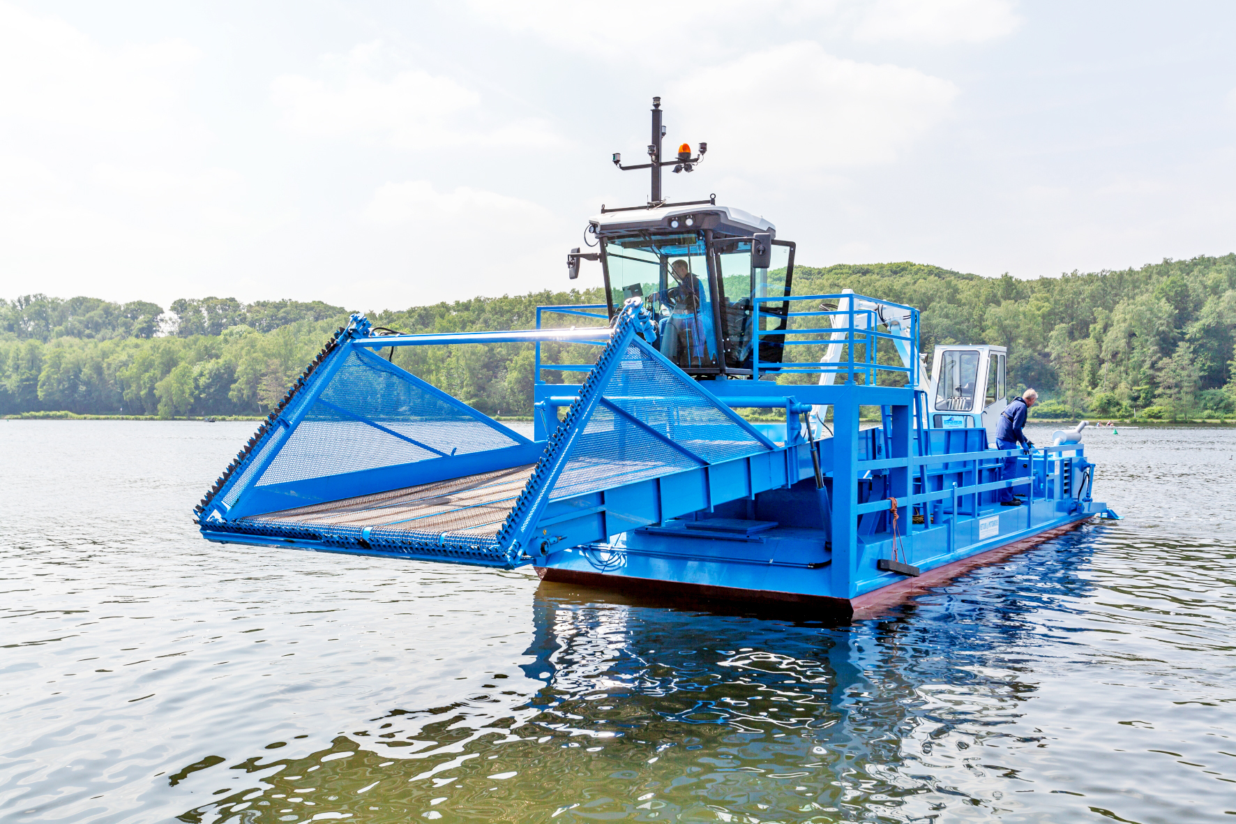 Das neue Mähboot für den Baldeneysee ist unermüdlich im Einsatz. Foto: Ruhrverband