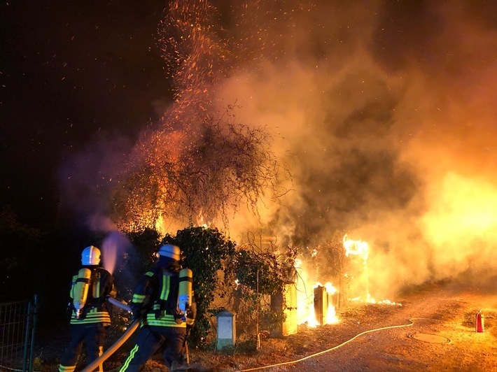 Auch der Anbau des Campingwagens brennt lichterloh.