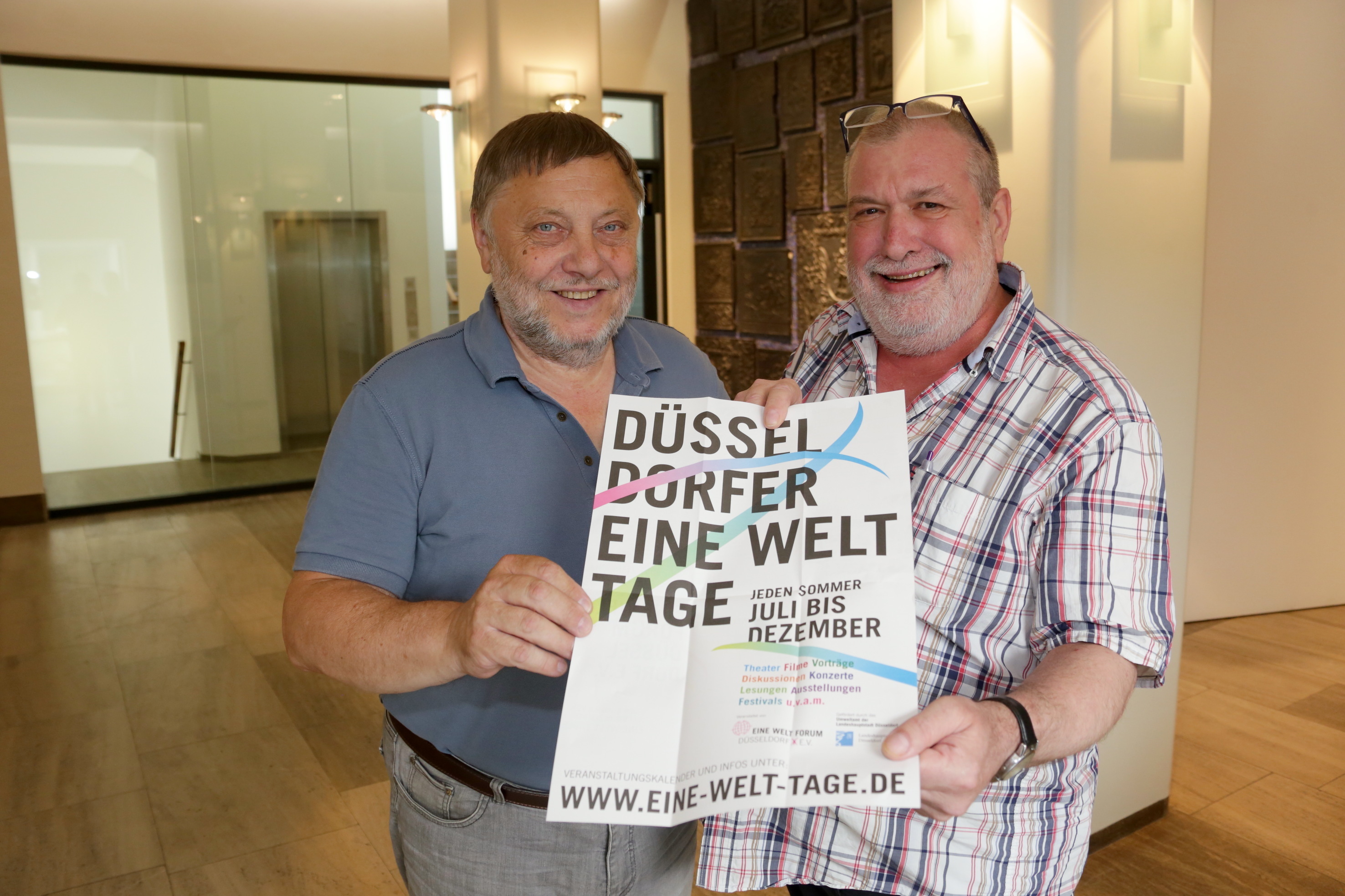 Bürgermeister Wolfgang Scheffler (links) und Ladislav Ceki, Geschäftsführer des Eine Welt Forum Düsseldorf e. V., stellten das Programm der diesjährigen Eine-Welt-Tage vor, die am Samstag, 28. Juli, beginnen. Foto: Landeshauptstadt Düsseldorf/Ingo Lammert