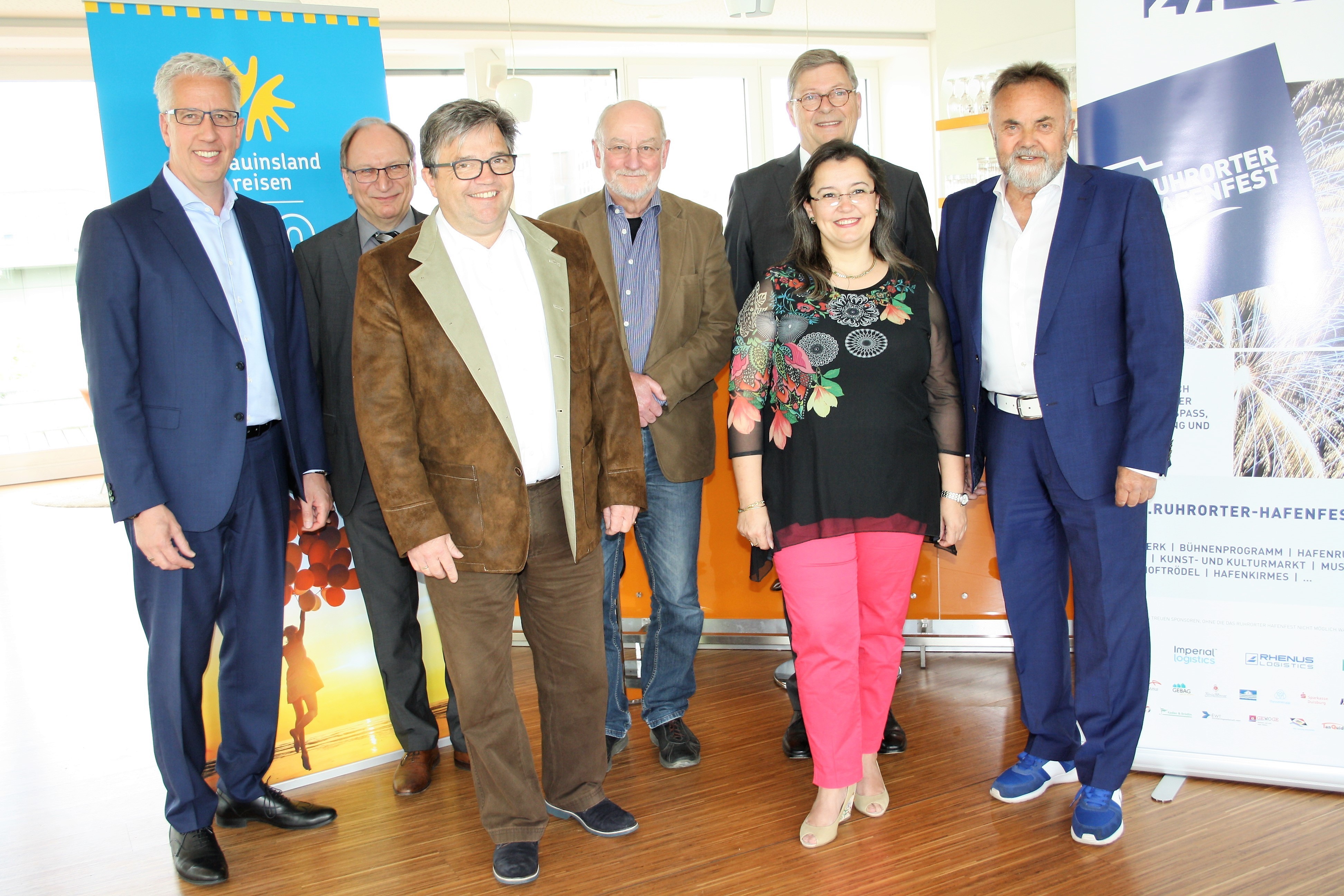 Die Organisatoren und Unterstützer des 25. Ruhrorter Hafenfestes haben wieder ein attraktives Bühnen- und Rahmenprogramm zusammengestellt. V.l. Gerald Kassner, Walter Pavenstedt, Michael Büttgenbach, Dr. Bernhard Weber, Stella Taralla, Dr. Bernhard Hörnemann und Mario Adams.
Foto: Reiner Terhorst
