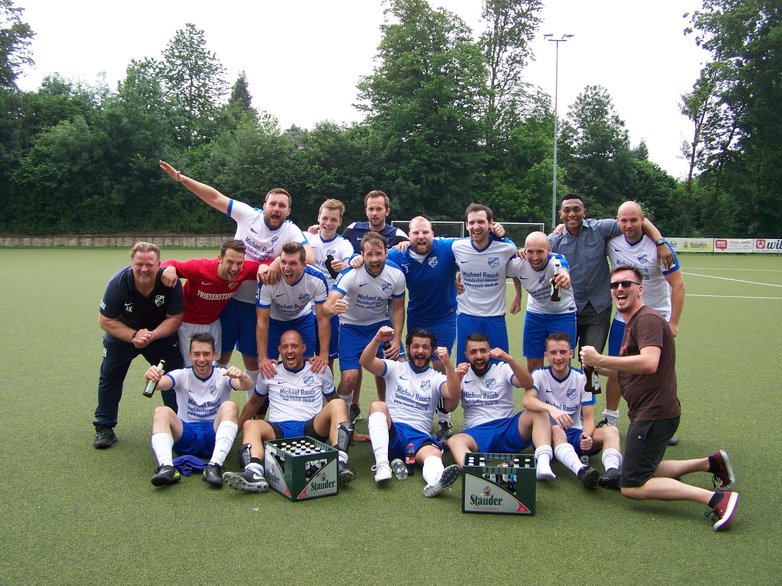 VfB Frohnhausen, 3. Mannschaft (Photo Marx) hinten, v.l.: Sven Herres, Miles Rauch,Maik Warschat, Mitte, v.l.: Andreas Kniel, Philipp Meyer, Marc Zickenheiner, Dustin Schamberg, Roberto de Marinis, Sascha lyk, Max Beckmann, Mark, Thomas Fischer vorne, v.l.: Apo Deniz, Marcel Marquardt, Erol Karaduman, Danial Marschaal, Basti Lyk, Lukas Makkard