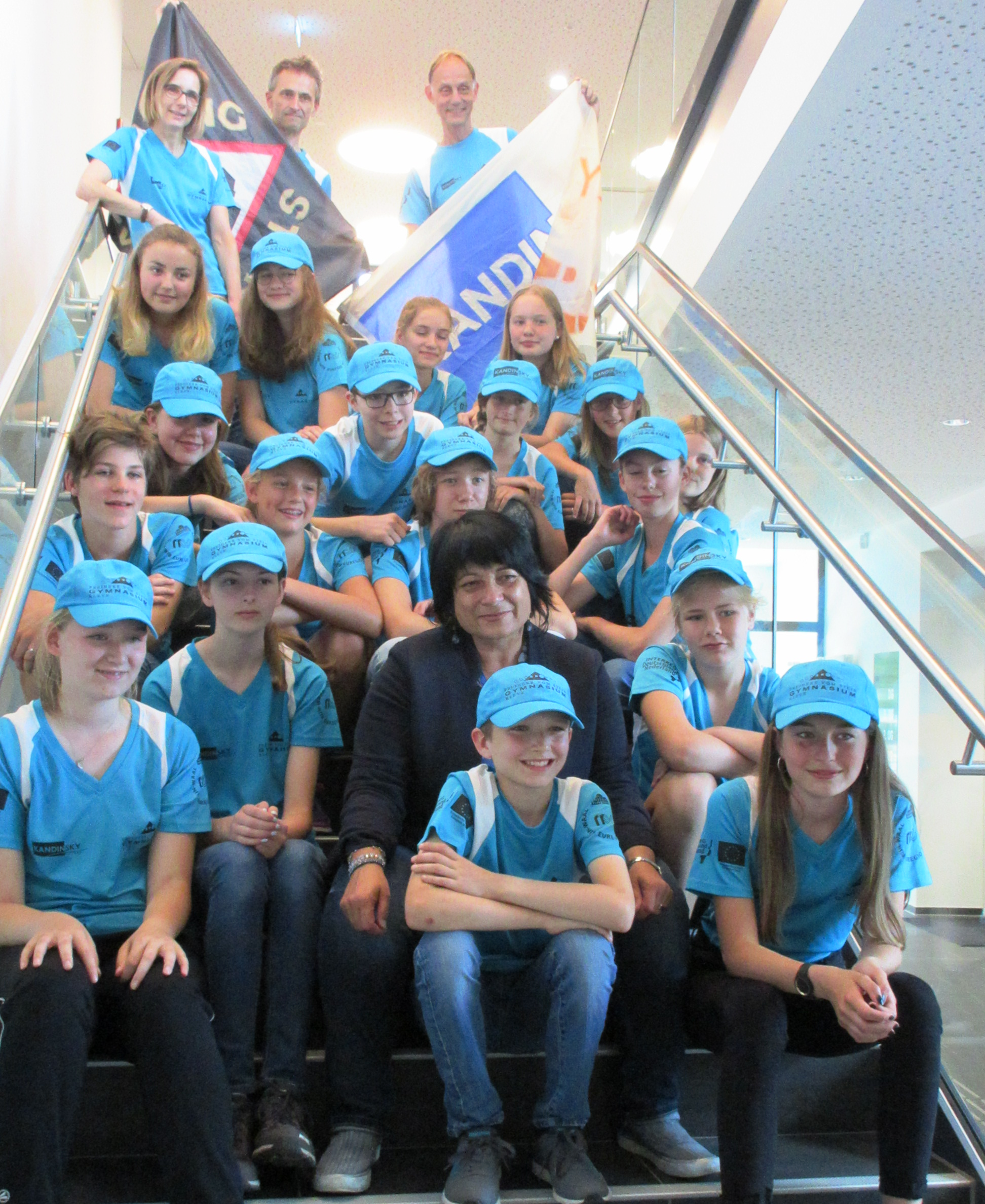 Vor Beginn der Vierdaagse empfing Sonja Northing 23 Schüler der Projektgruppe „Walking Stones meet Kandinsky“.