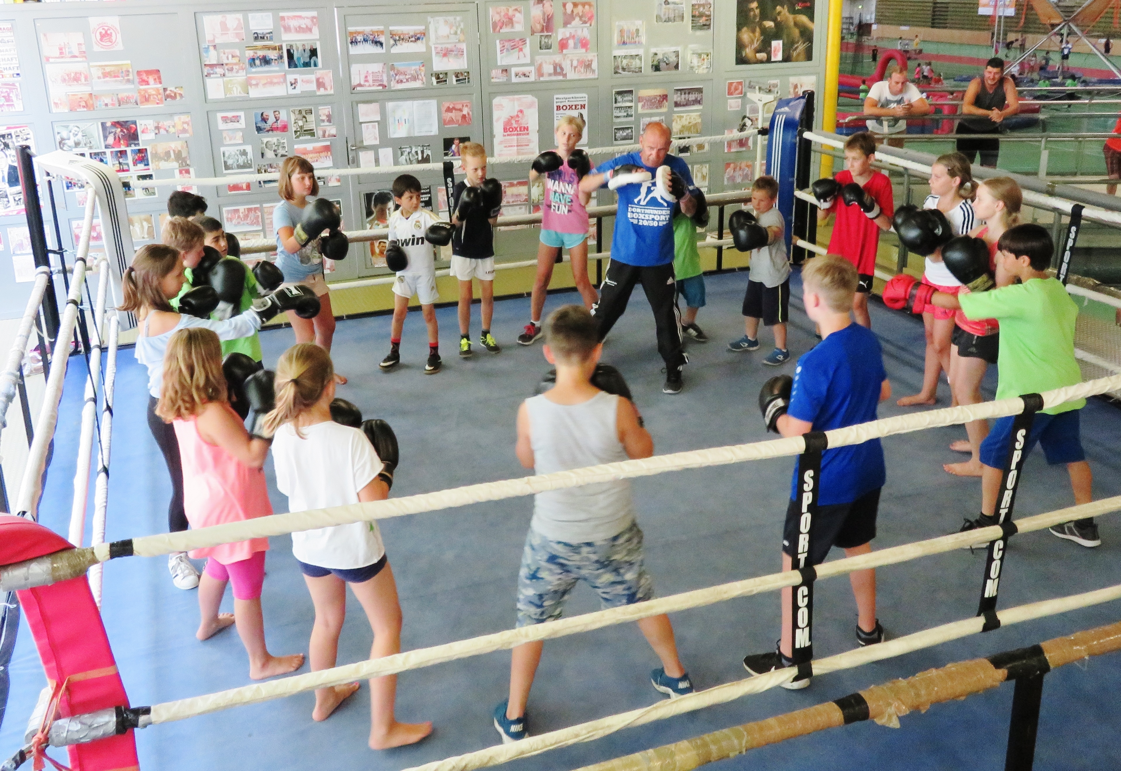 DBS-Trainer Francesco Solimeo übt mit den jungen Teilnehmern die Boxstöße.