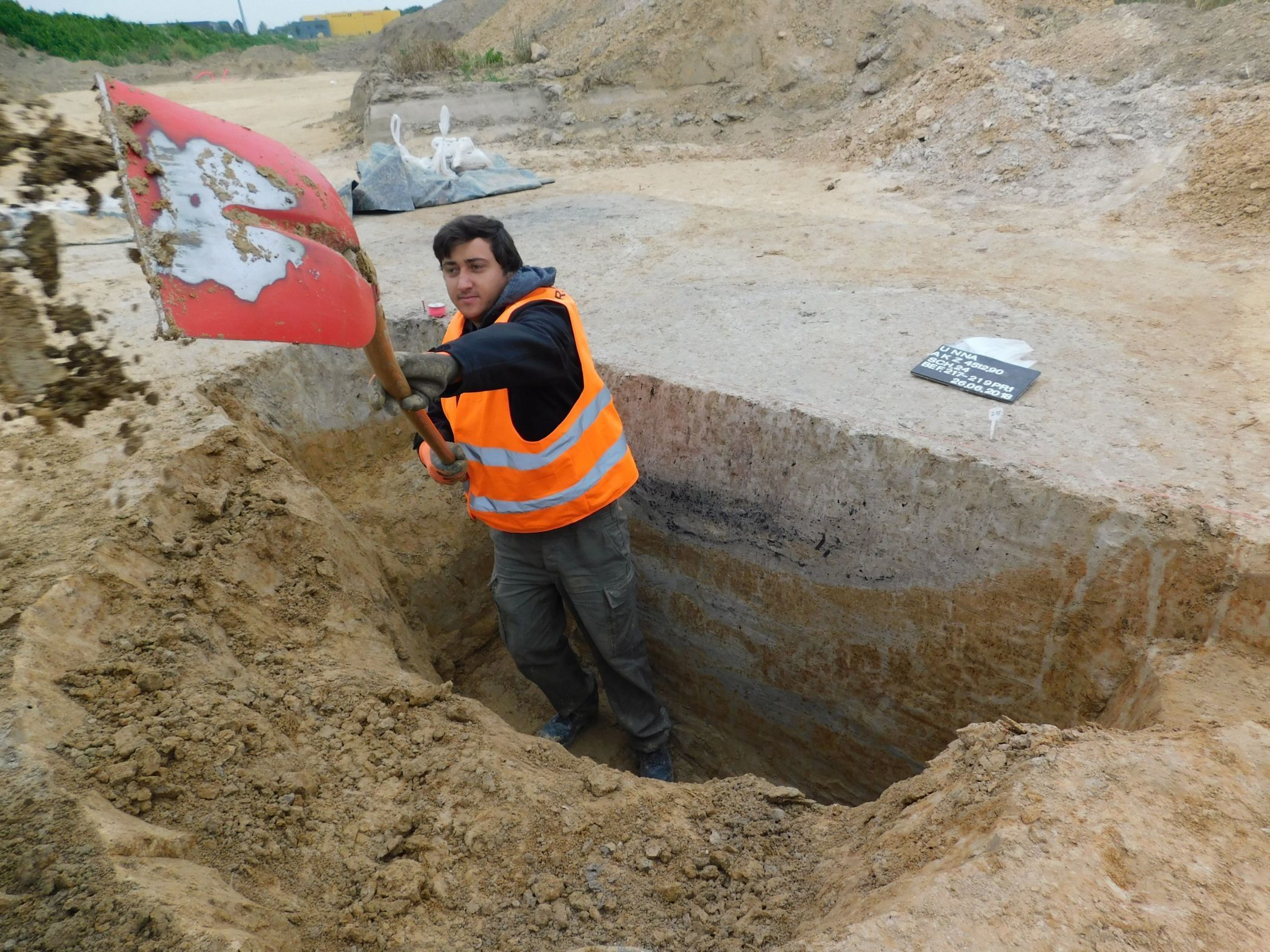 Archäologe G. Peter Montes beim Graben eines Profils durch eine Siedlungsgrube.