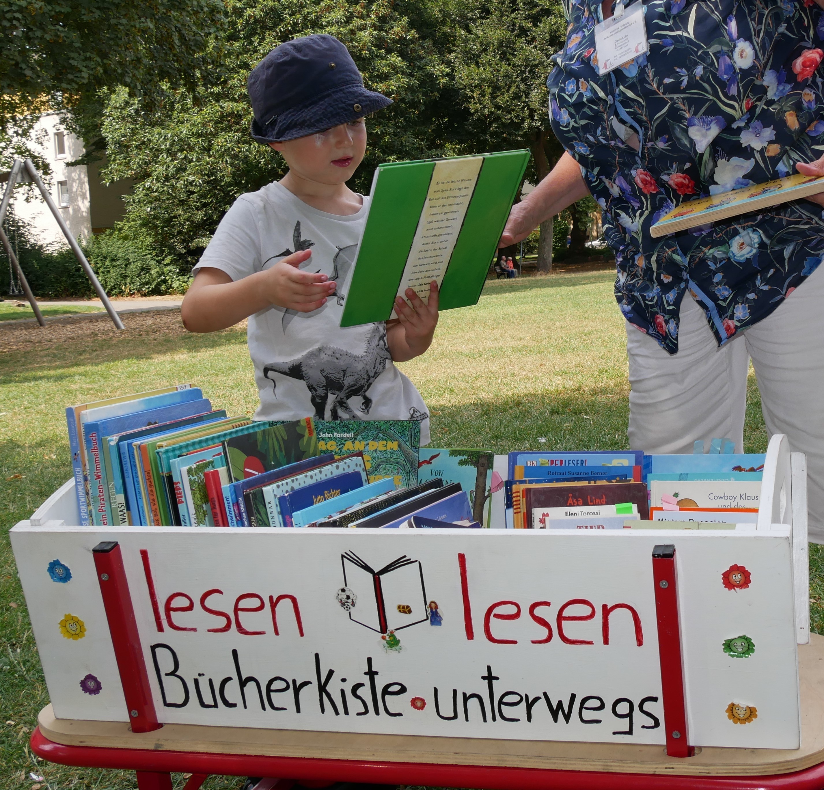 Sommer, Sonne und Bücher jede Menge schöne Bücher faszinieren den kleinen Luke, fast 5 Jahre