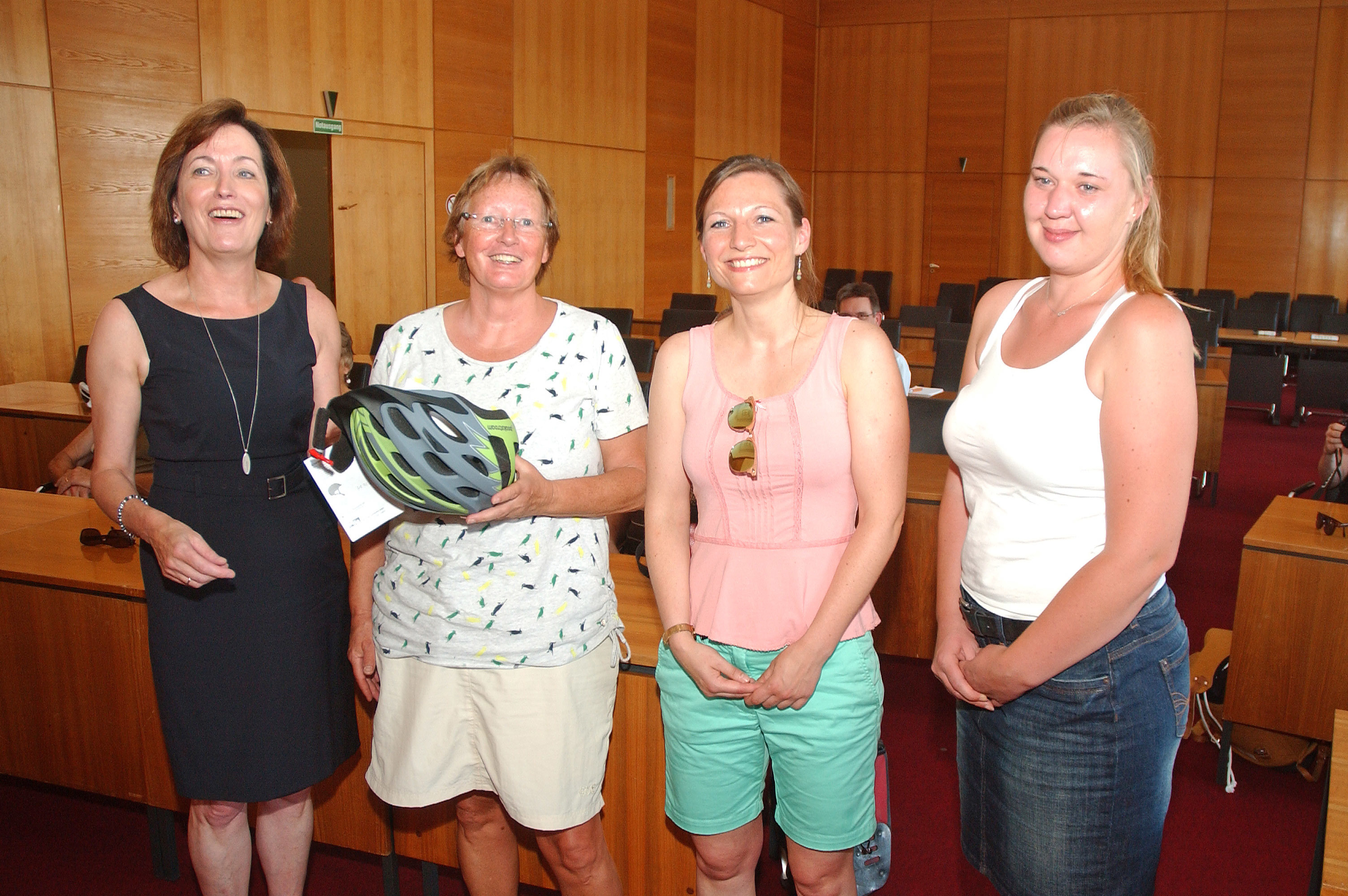 Den ersten Preis, einen Fahrradhelm, konnte Indrid Köhler (2. von links) mit nach Hause nehmen. Ihr gratulieren Bürgermeisterin Sonja Leidemann, die Klimaschutzbeauftragte der Stadt Witten Sonja Eisenmann und Christina Beckermann von der Klimaschutzstelle.