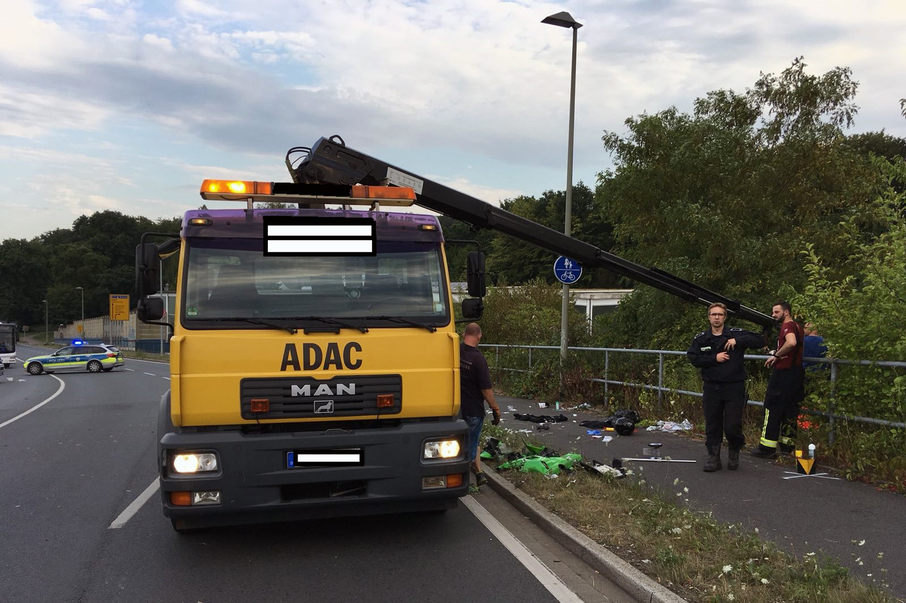 Löschzug Alt-Wetter sichert Unfallstelle.