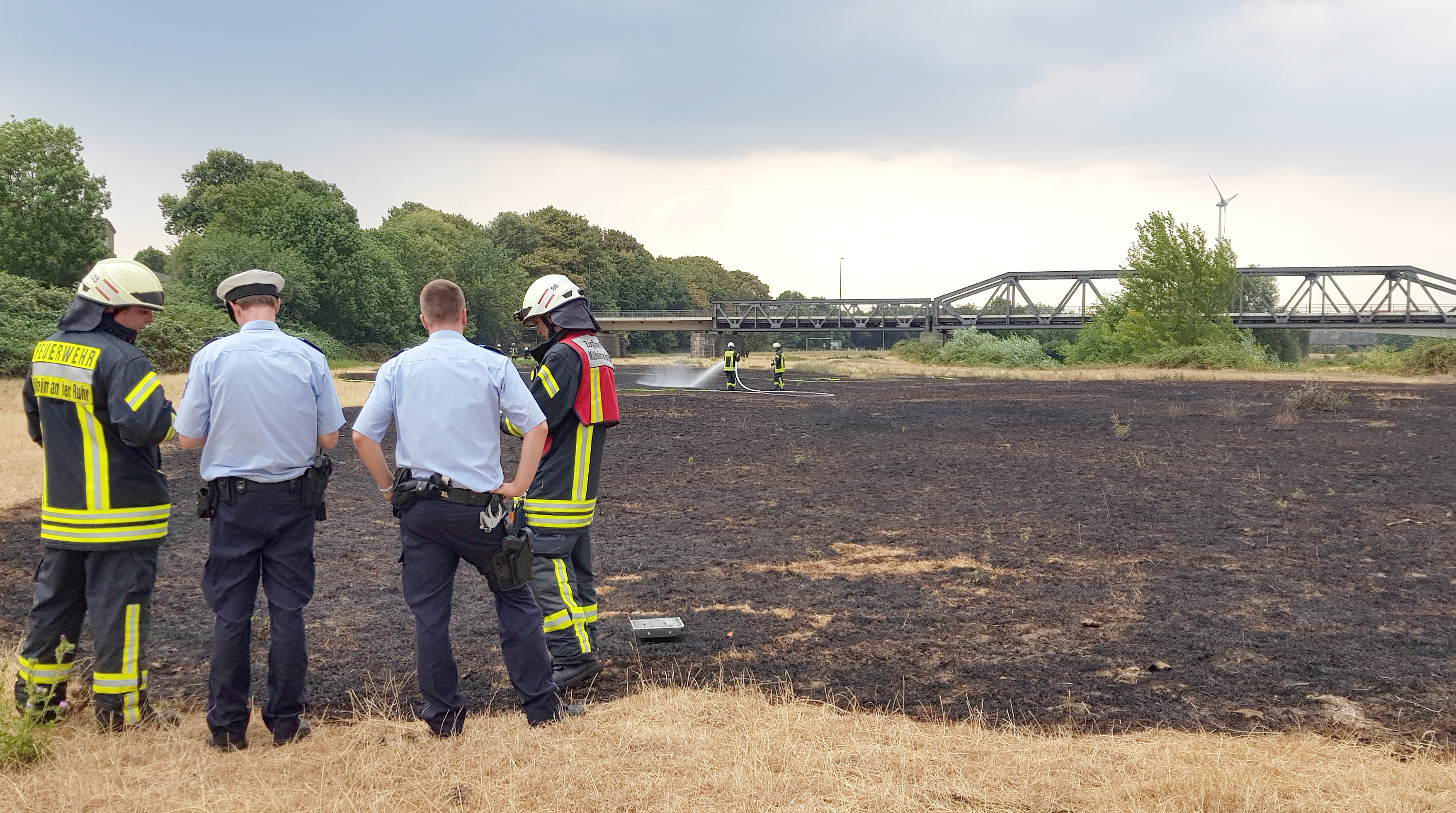 3000 Quadratmeter Wiese standen an der Ruhr in Flammen. Fotos (2): Feuerwehr