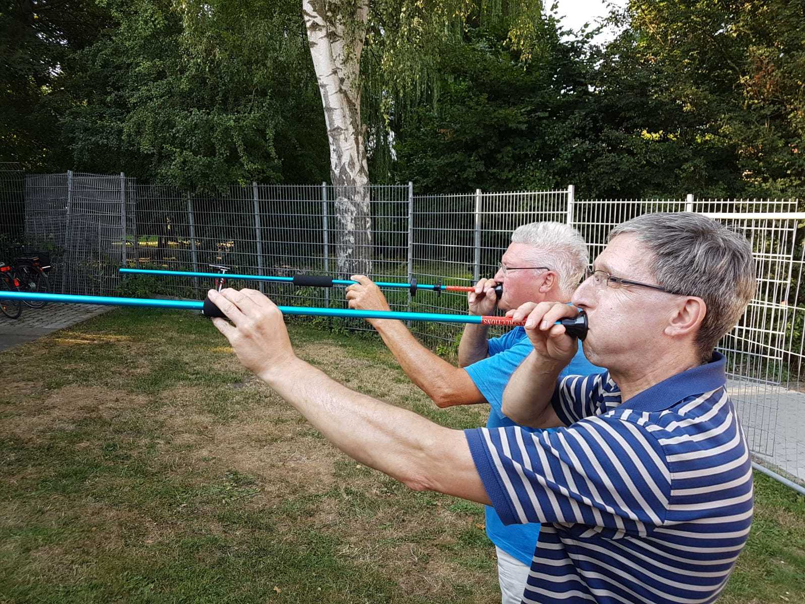 Wilfried Borgschulte und Thomas Gilles von den Sportschützen Heeren üben sich im Blasrohrschießen. Foto: privat