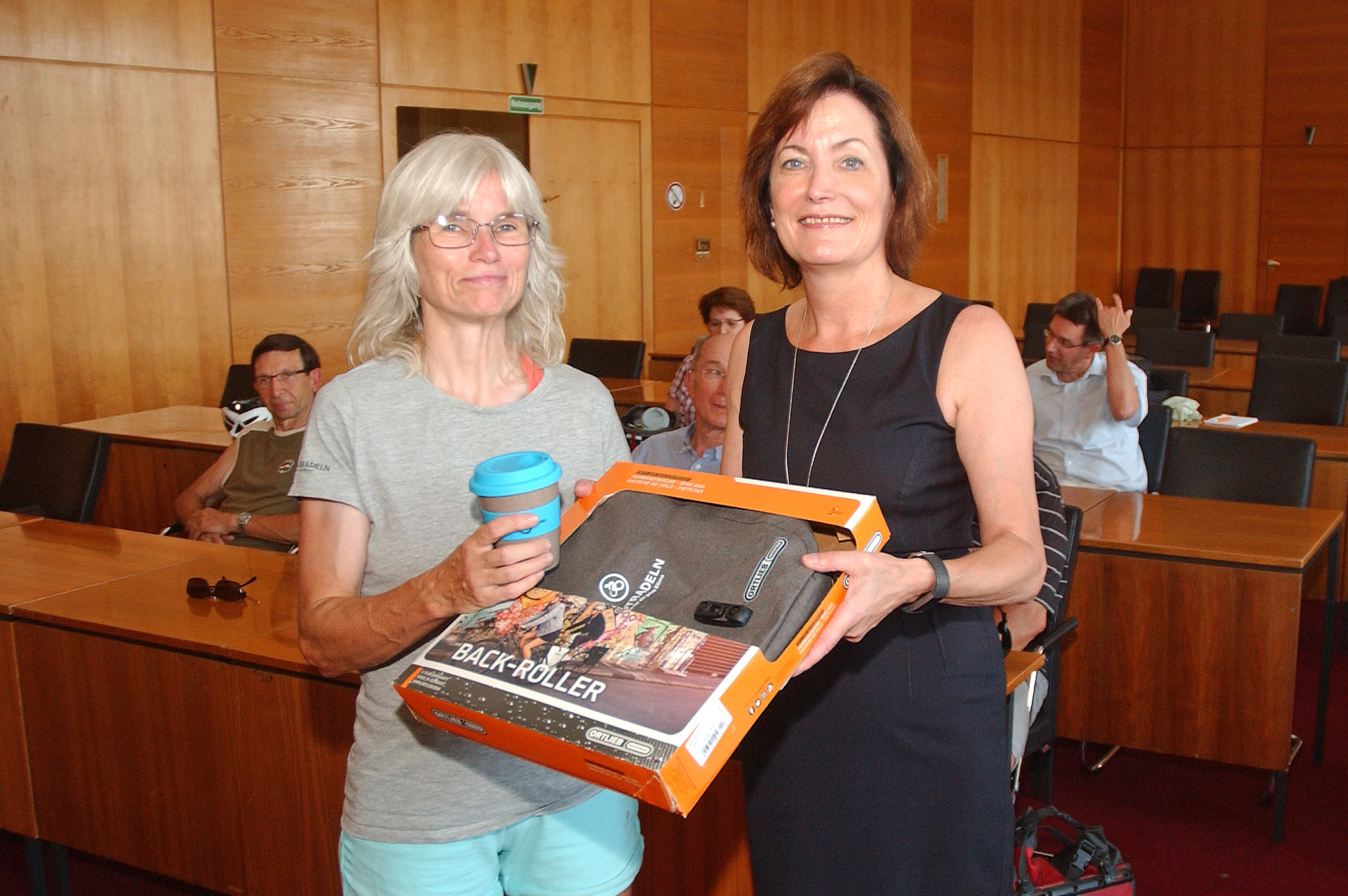 Stadtradelstar Dagmar Schmitz (links) nahm von Sonja Leidemann eine Fahrradtasche entgegen.
