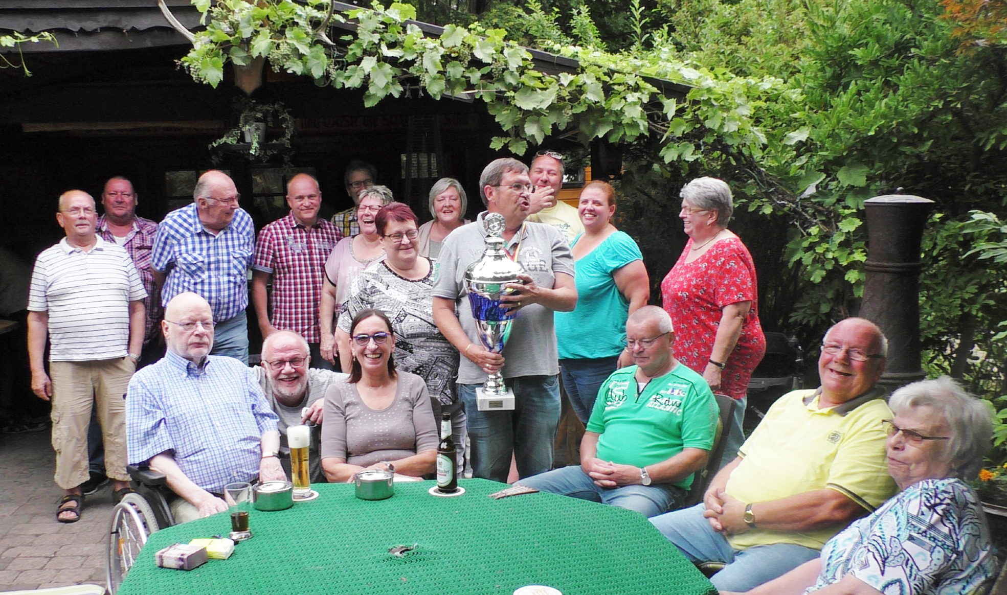 Die fröhliche Offiziersrunde mit dem stolzen Offizierskönig Dieter Gallus (mit Pokal).