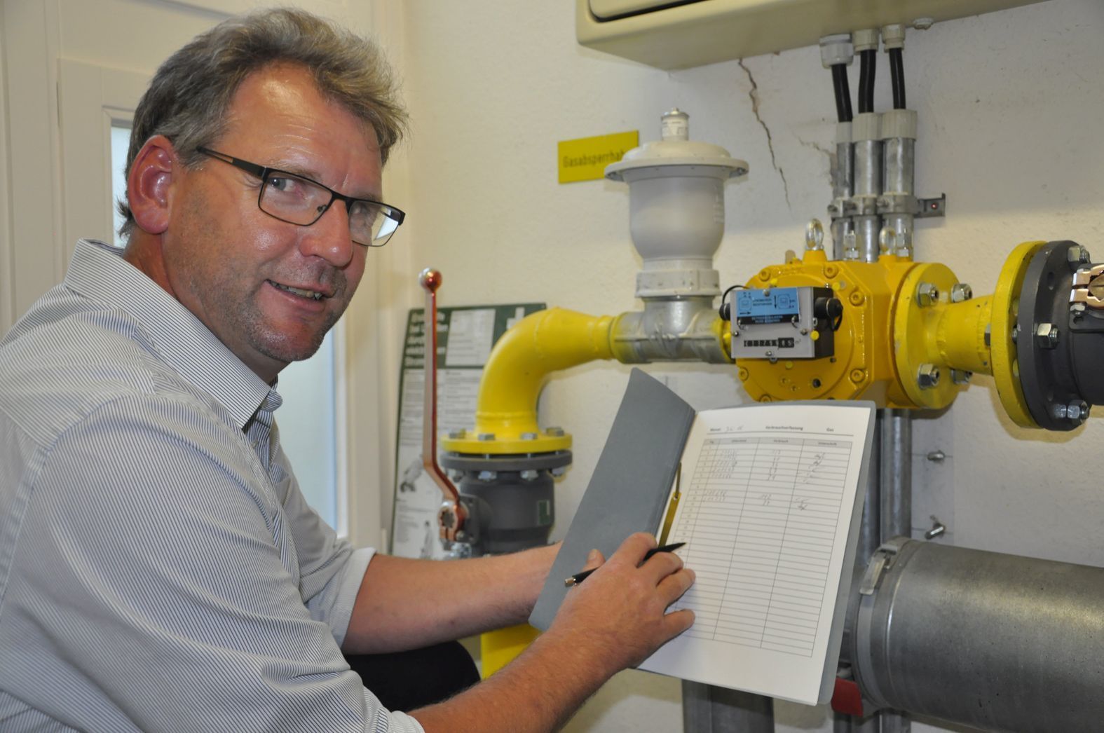 Andreas Maaßen, Hausmeister an der Heimvolkshochschule Wasserburg Rindern, prüft täglich die Verbräuche von Gas, Wasser und Strom.
