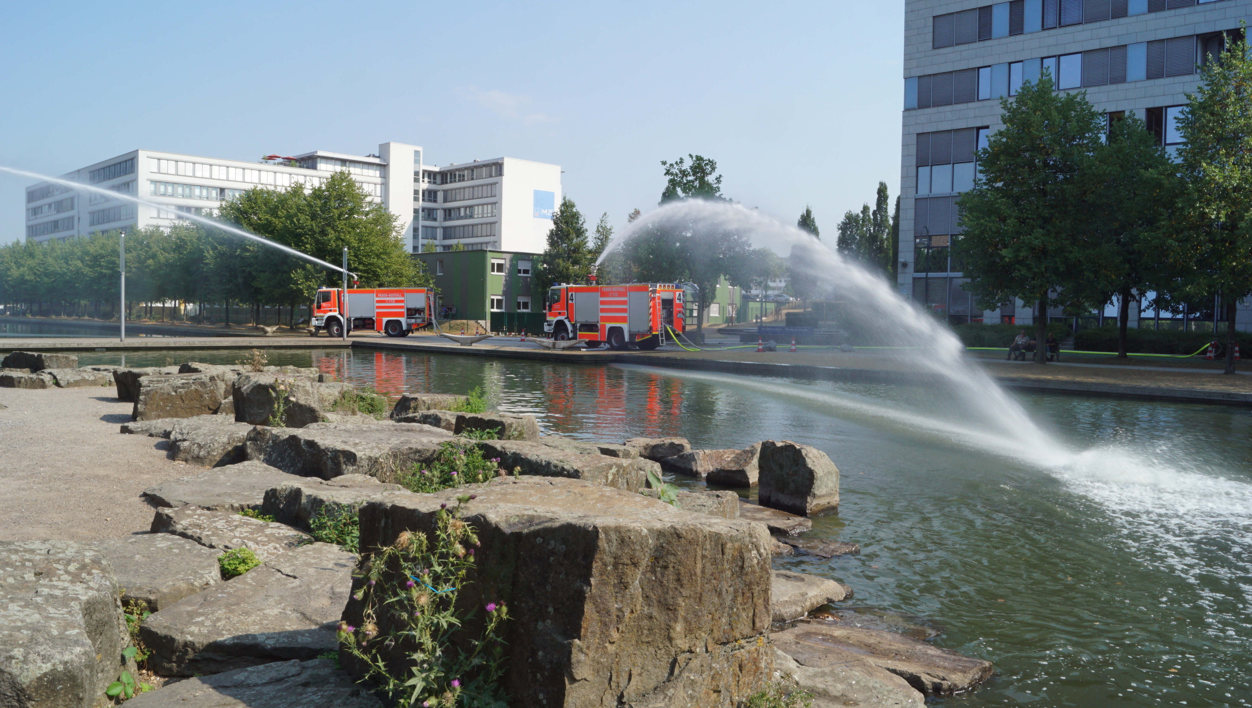 Zwei Tanklöschfahrzeuge führen dem See im IHZ-Park eine Million Frischwasser zu. Foto: Landeshauptstadt Düsseldorf/ Amt für Kommunikation