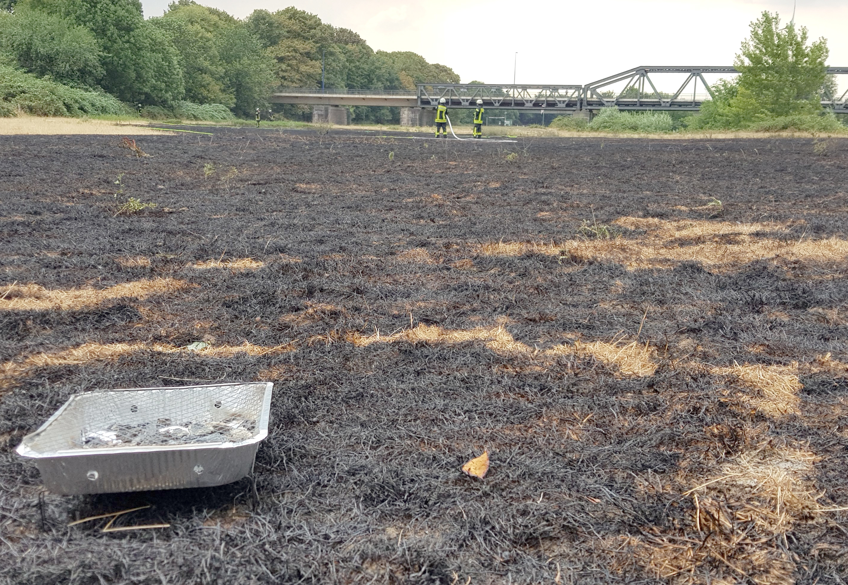 Den Einweggrill ließen die Verursacher des Brandes zurück.