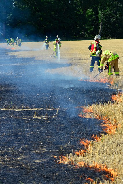 Auch mit Schaufeln gingen die Einsatzkräfte gegen die sich ausbreitenden Flammen vor. | Foto: Kariger/STADTPSPIEGEL Gladbeck