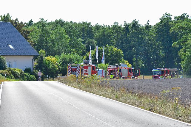 Für die Dauer des Feuerwehreinsatzes war die Scholver Straße in Höhe des betroffenen Feldes in beide Fahrtrichtungen komplett gesperrt. | Foto: Kariger/STADTPSPIEGEL Gladbeck