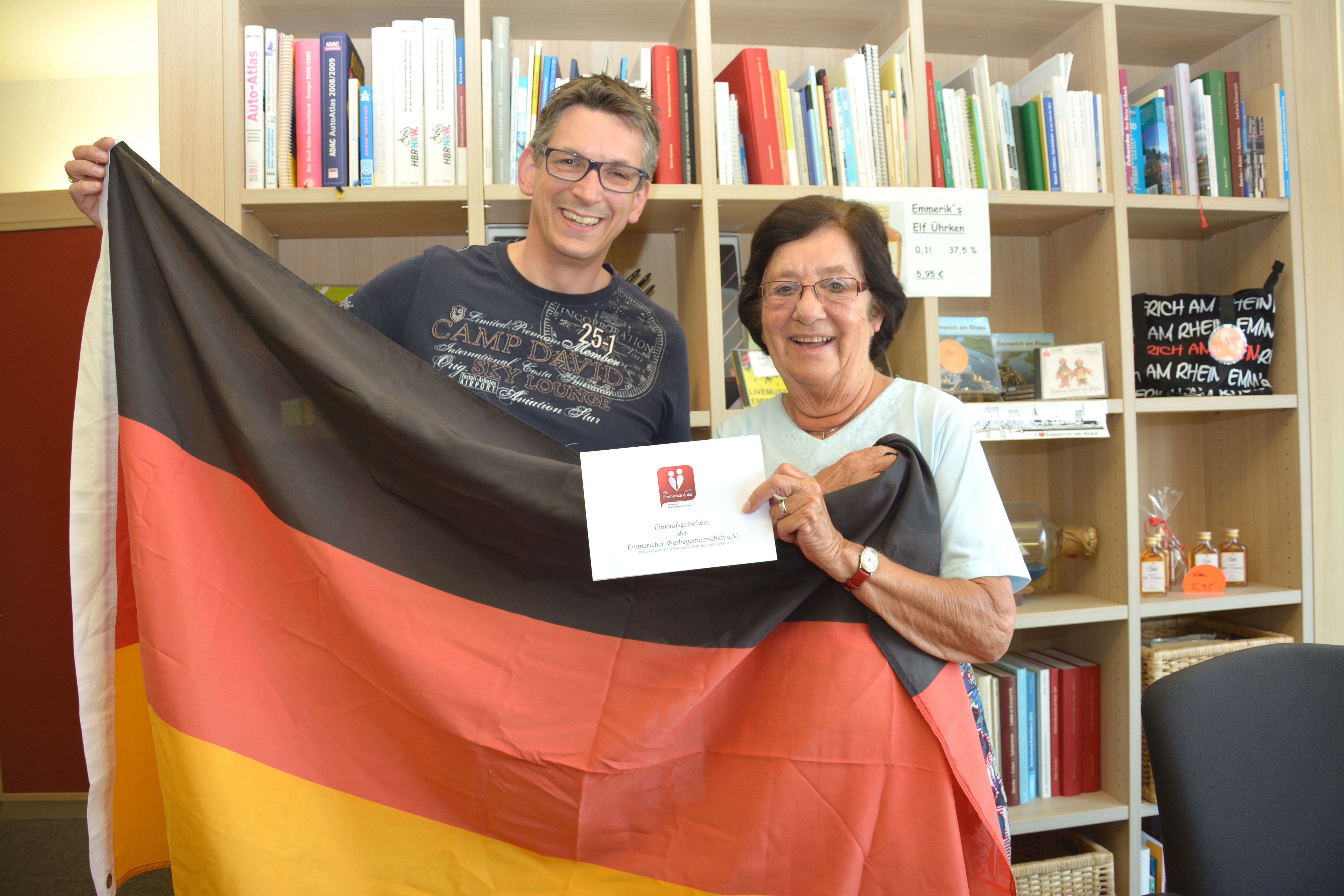 Wirtschaftsförderer Sascha Terörde übergab Marianne Verwayen den Gutschein der Werbegemeinschaft. Foto: Jörg Terbrüggen