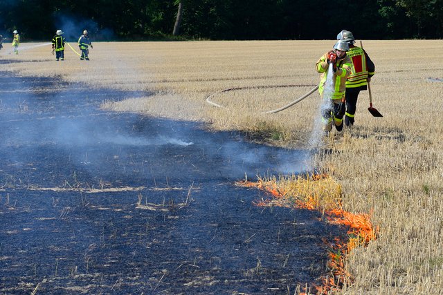 Insgesamt rund 60.000 Liter waren erforderlich, ehe die Feuerwehr nach rund fünfstündigem Einsatz wieder abrücken konnte. | Foto: Kariger/STADTPSPIEGEL Gladbeck