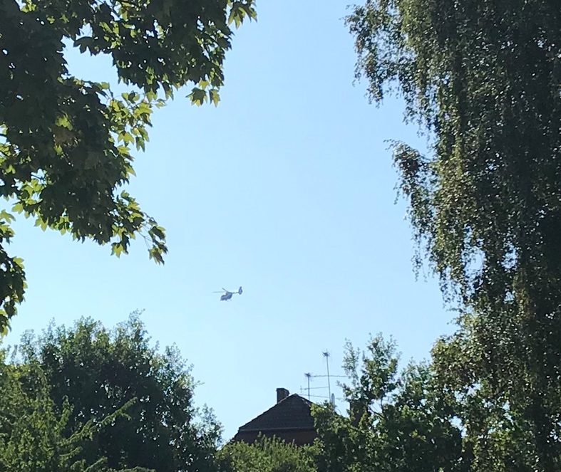 Die Hubschrauber-Besatzung überprüft, ob das Evakuierungsgebiet wirklich leer ist. Foto: Harald Landgraf