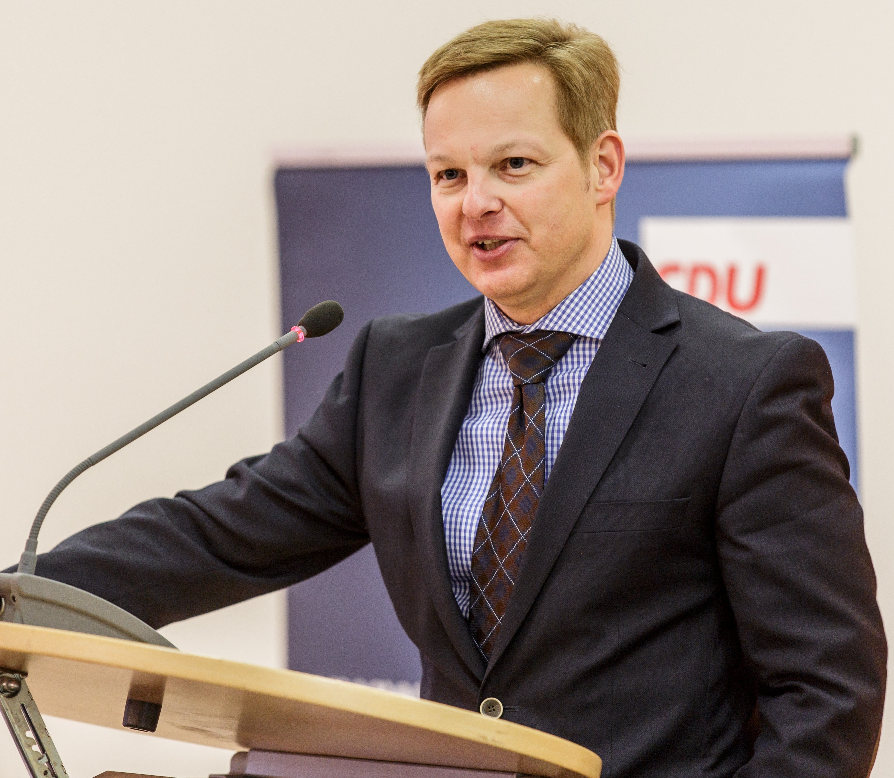 Ratsherr Dirk Kalweit fordert, bei kriminellen Flüchtlingen Grenzen zu setzten: "Es muss deutlich werden, dass in Deutschland unsere Normen und Werte gelten! Wer das nicht akzeptiert, der muss wieder gehen! Wer dann nicht freiwillig geht, der muss abgeschoben werden!"