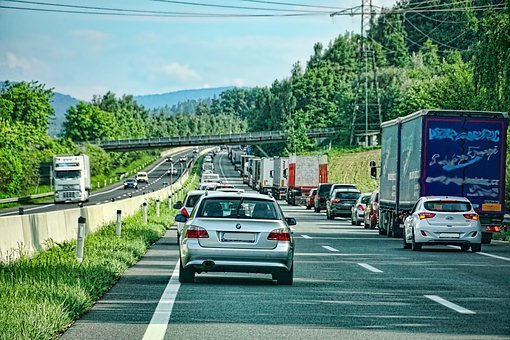 Fahrzeuge mit Blaulicht und Signalhorn sind immer in Eile. Rettungsgassen müssen im Stadtverkehr ebenso gebildet werden wie auf Landstraßen und auf Autobahnen.