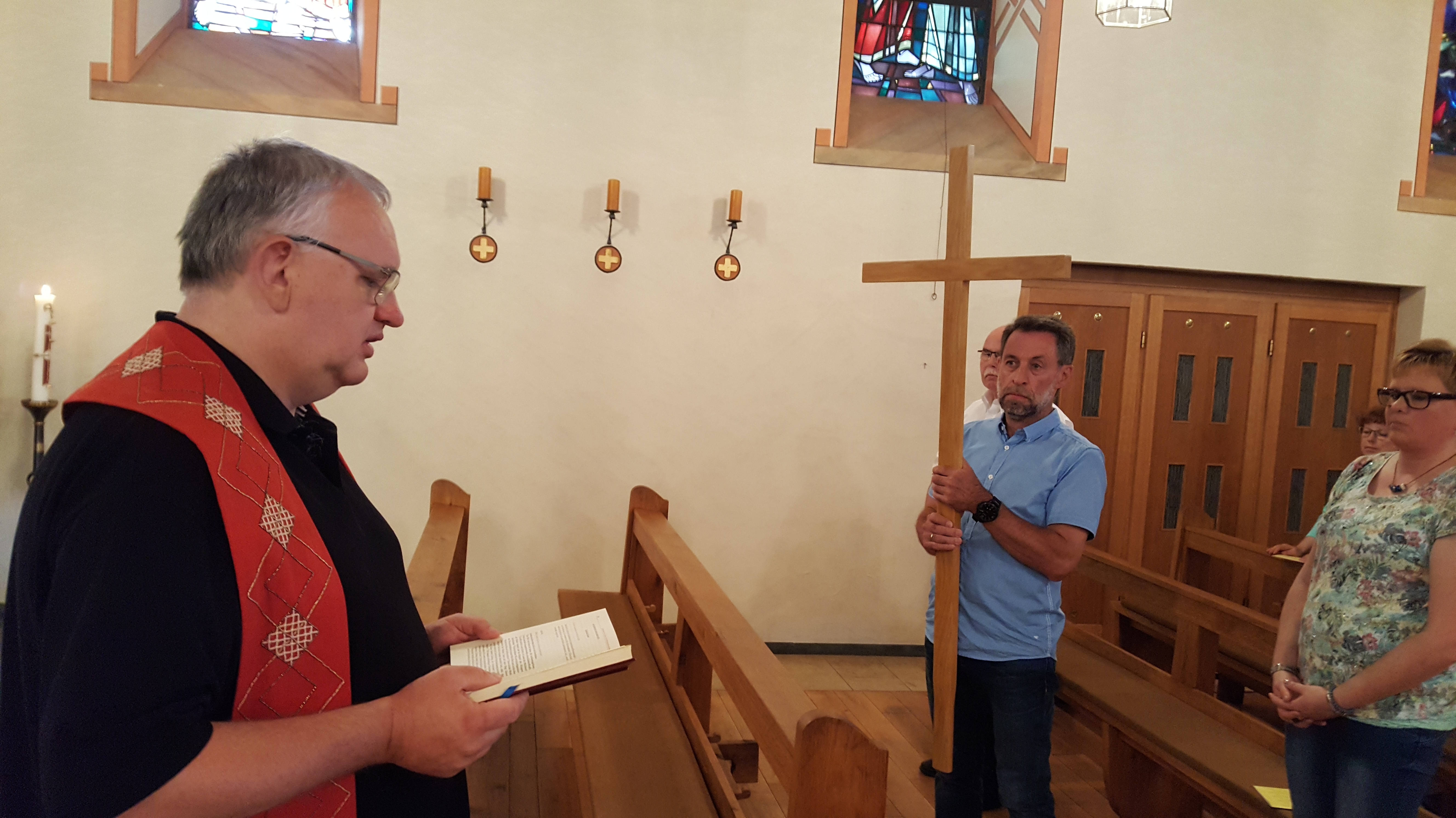 Pastor Uwe Knäpper segnet das Kreuz für den Lürbker Kreuzweg in der St. Hubertus Kapelle.