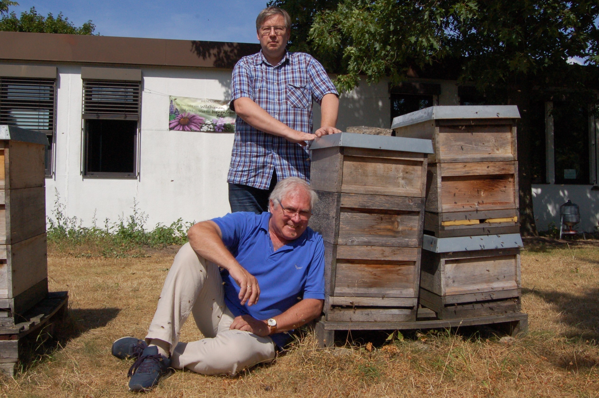 Engagement und Ideenreichtum pur - die Vorsitzenden Michael Vedder und Wolfgang Neiß bei ihren summenden Schutzbefohlenen.