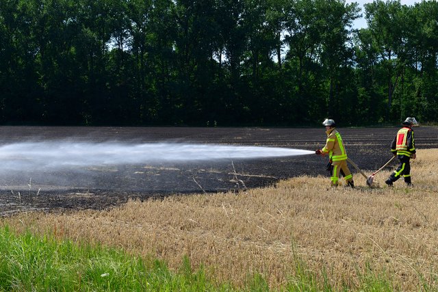 37 Grad im Schatten und dazu noch die dicke Schutzbekleidung: An der Scholver Straße kamen die Einsatzkräfte mächtig ins Schwitzen. | Foto: Kariger/STADTPSPIEGEL Gladbeck