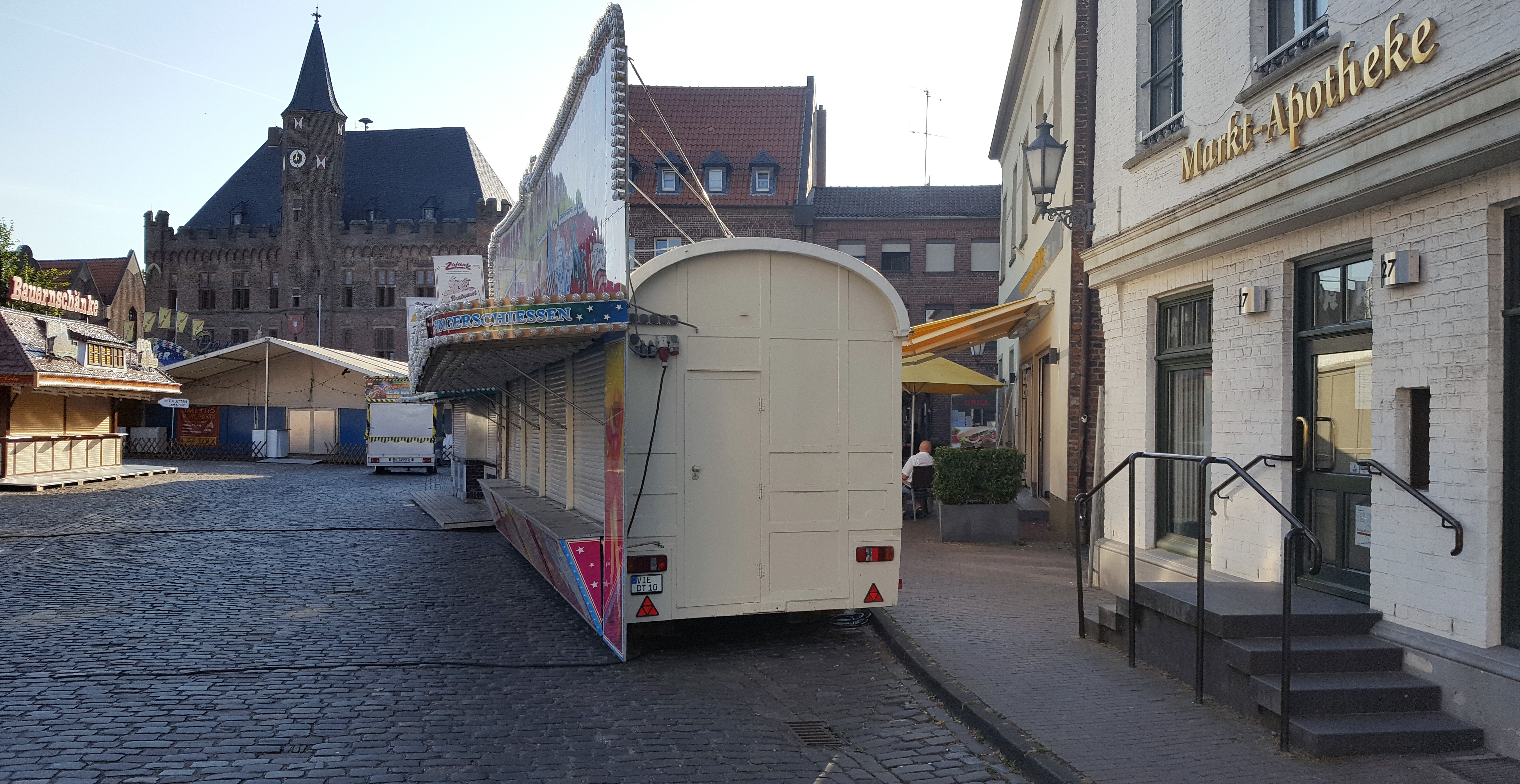 Schaustellerwagen versperren die Aussicht: Wo ist die Bäckerei geblieben?