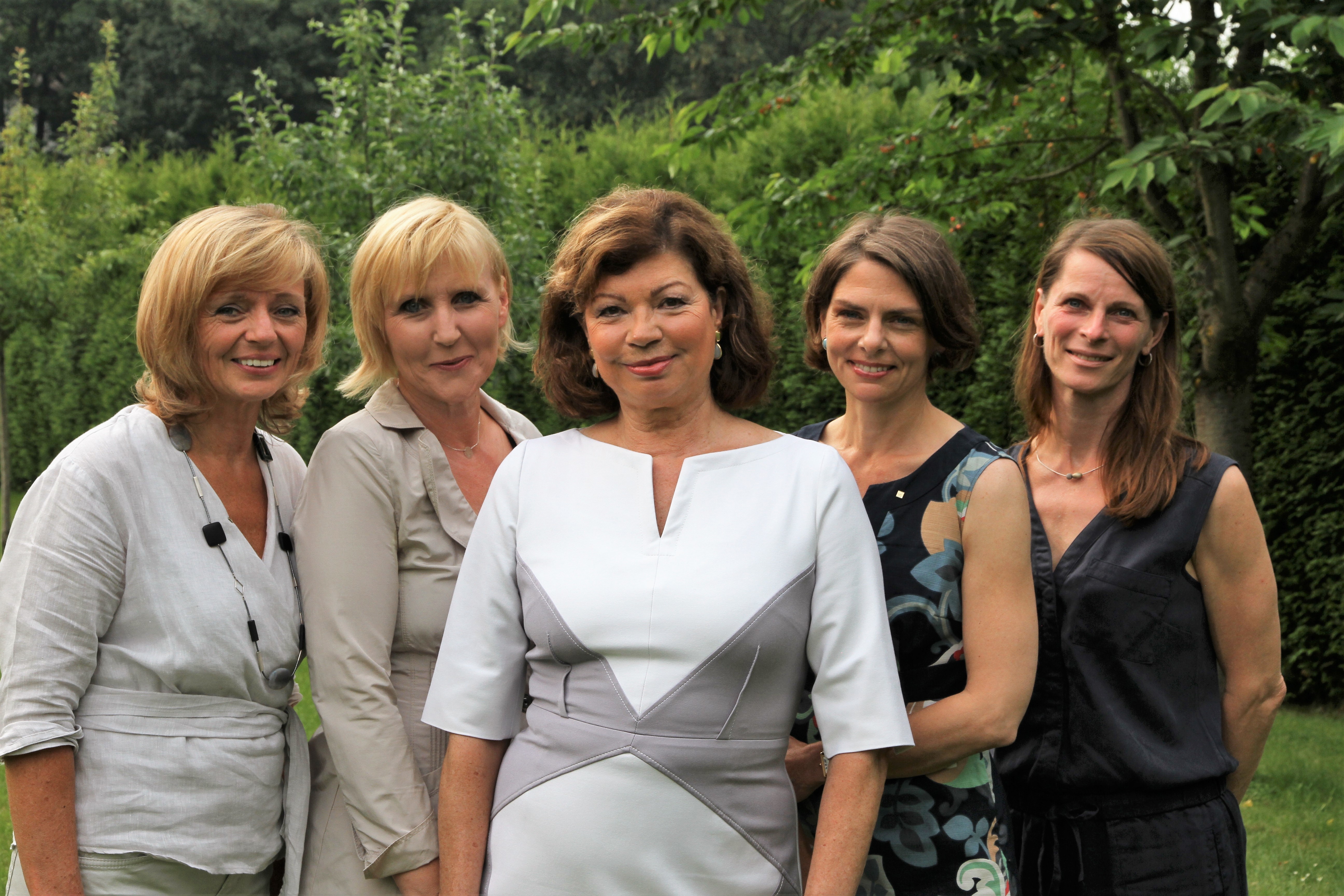 Christiane Cordes übergab nach zwei Jahren als Präsidentin des Zonta Club Arnsberg ihr Amt an PD Dr. Raphaela Czech-Schneider. Zusammen mit ihren Vorstandsmitgliedern Nicole Jerusalem, Renate Jaschke, Stefanie Schenk-Busse und Anja Rapos wird die neue Präsidentin nun den 2004 gegründeten Service Club durch das nächste Biennium führen.