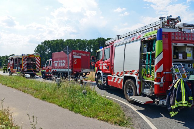 Mit einem Großaufgebot an Personal und Fahrzeugen war die Gladbecker Feuerwehr an der Scholver Straße im Einsatz. | Foto: Kariger/STADTPSPIEGEL Gladbeck