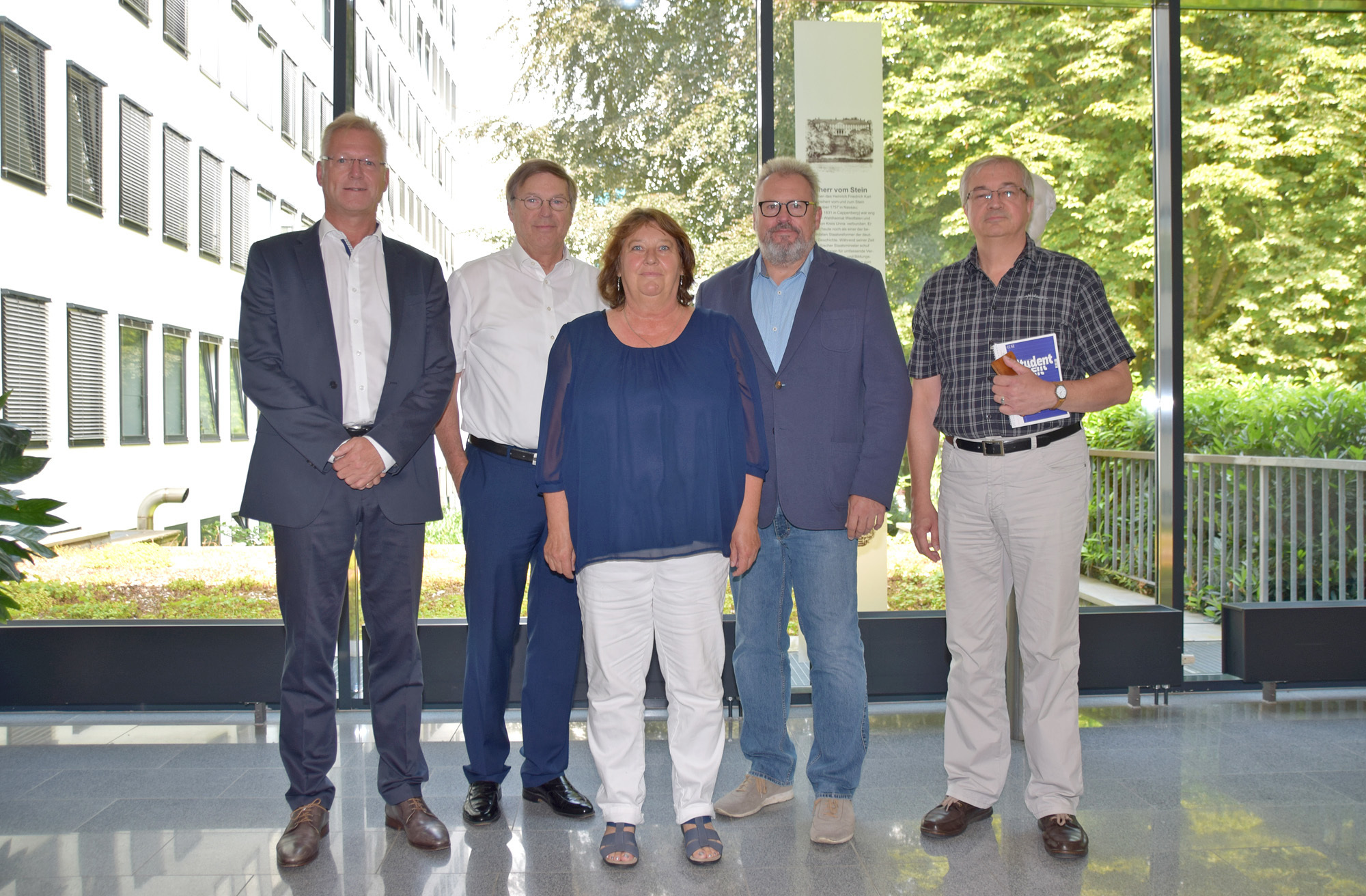 Die Referenten Hans-Michael Haustein (2.v.r.), Dr. Prosper Rodewyk (l.), Dr. Thomas Huth (2.v.l.) mit Antje Meister (m.) und Hans Zakel (r.). Foto: Max Rolke/Kreis Unna