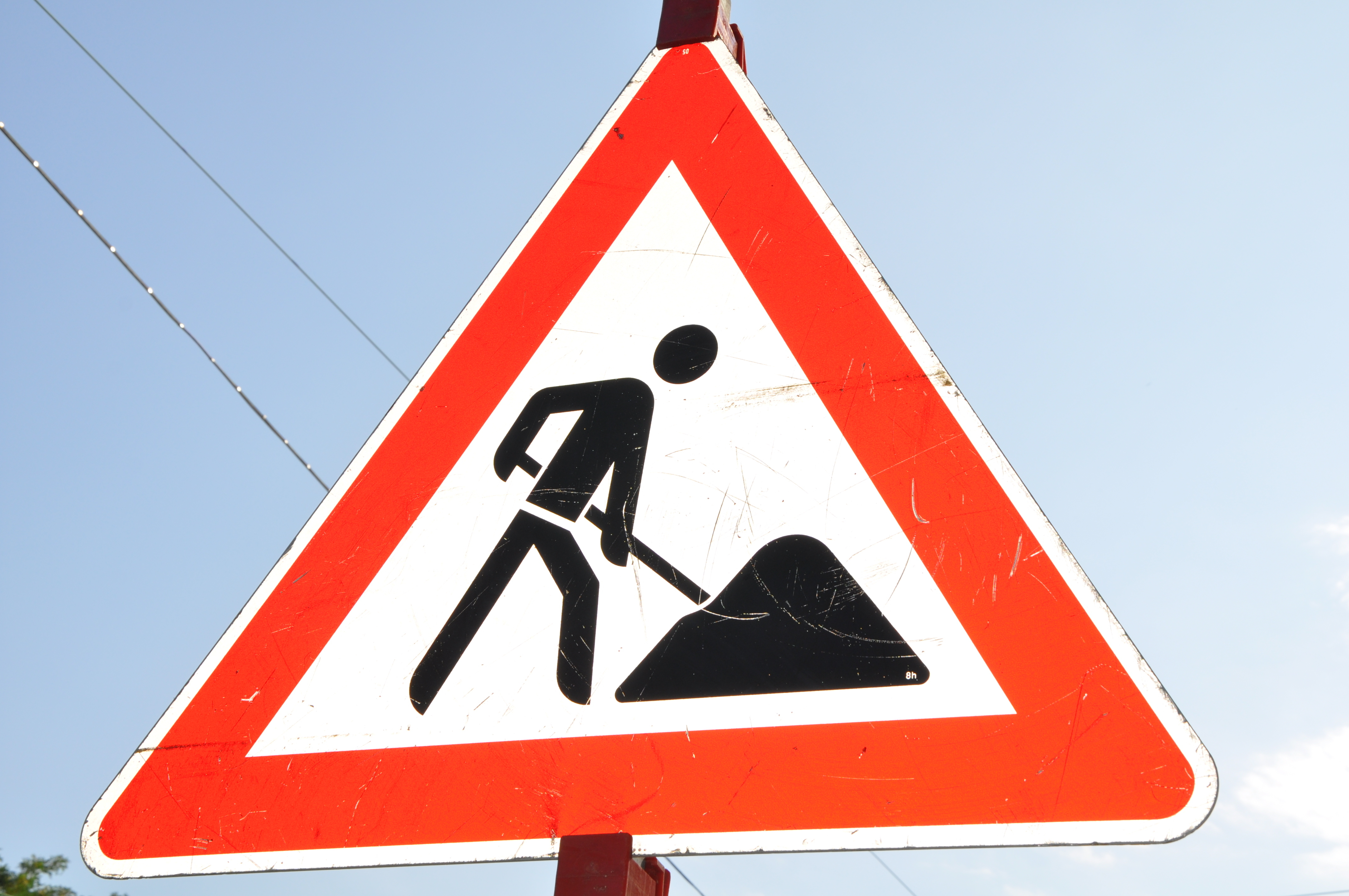 "Achtung, Baustelle!" Vor allem für die Menschen, die derzeit unter freiem Himmel arbeiten müssen, sollten auch die Warnungen "Vorsicht! Sonne, Hitze und Sonnenbrandgefahr!" gelten.