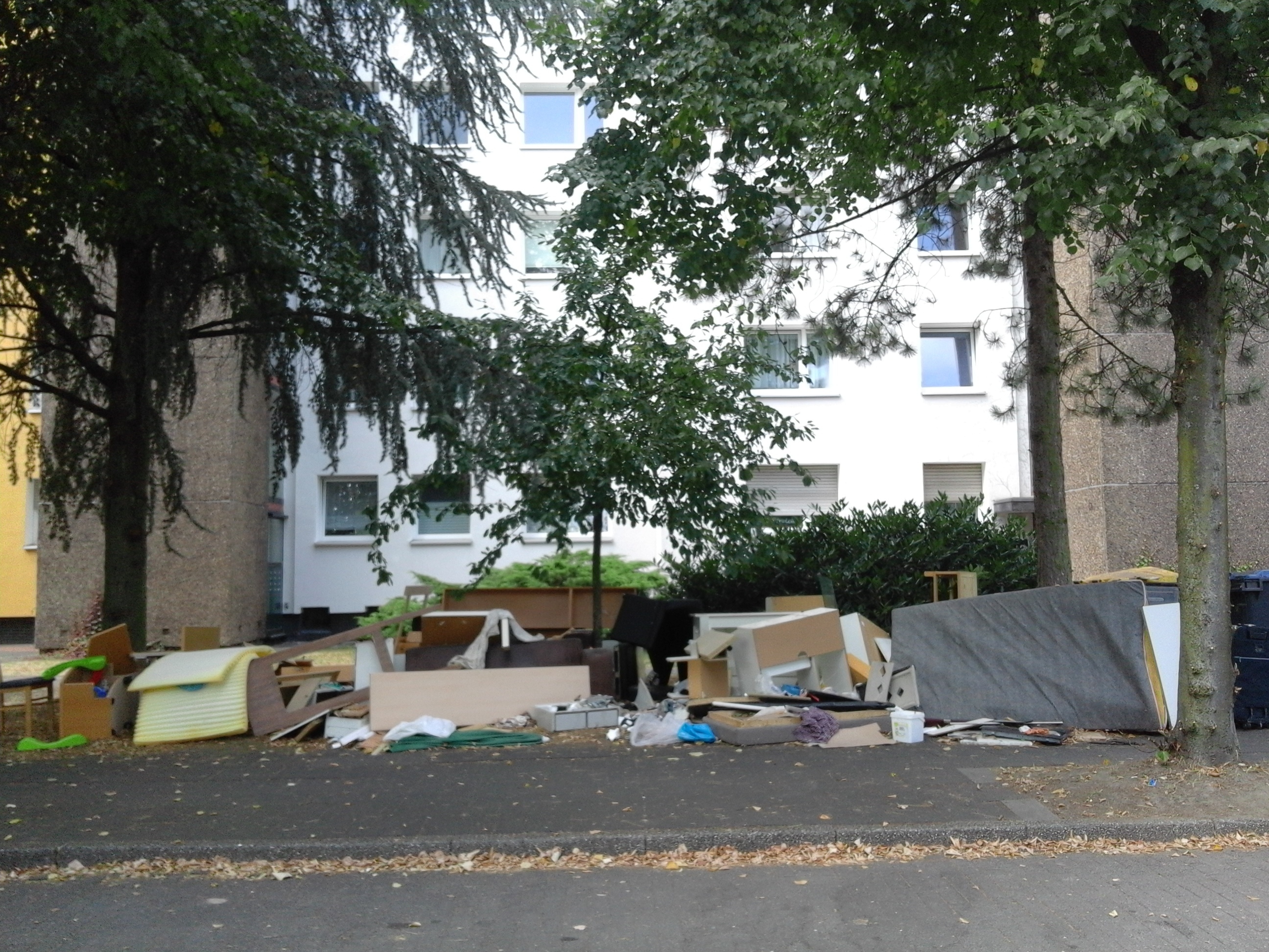 Die wilde Müllkippe vor den Häusern Lüneburger Straße 42 und 44 in Neumühl ist dem Ehepaar Schönemann ein Dorn im Auge.
Foto: B. Schönemann
