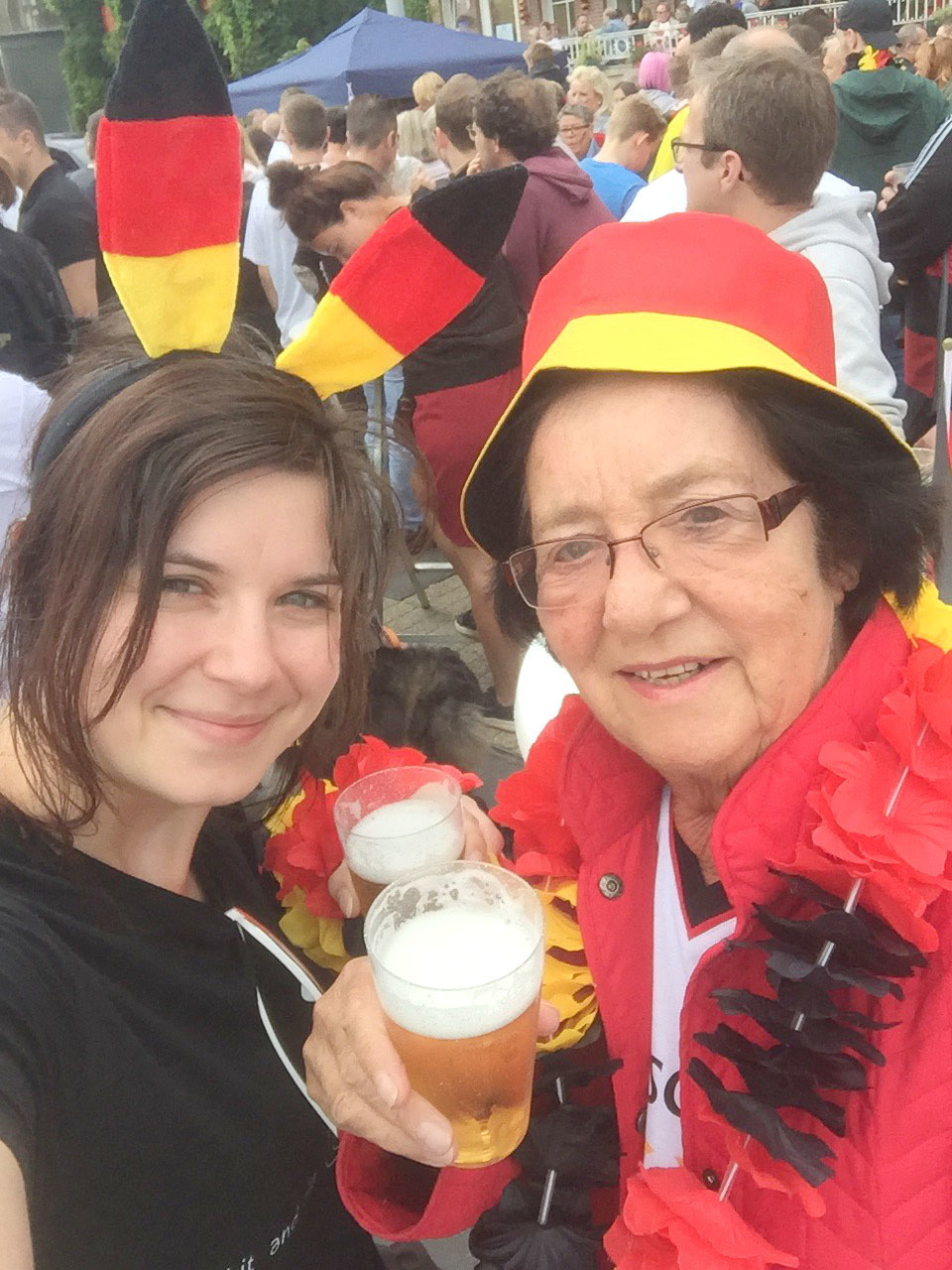 Enkeltochter Vikky Verwayen (links) reichte das Bild zur WM-Aktion beim Stadtanzeiger ein. ^Foto: Privat