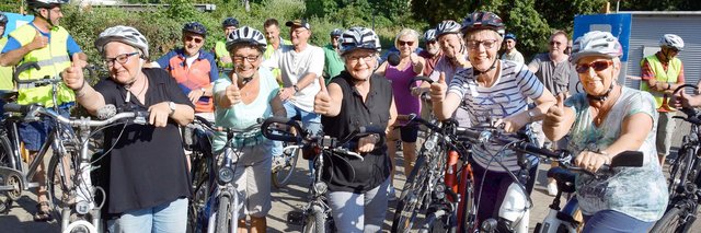 Gemeinsam auf Radtour gehen macht doppelt Spaß, das finden auch diese Teilnehmerinnen.