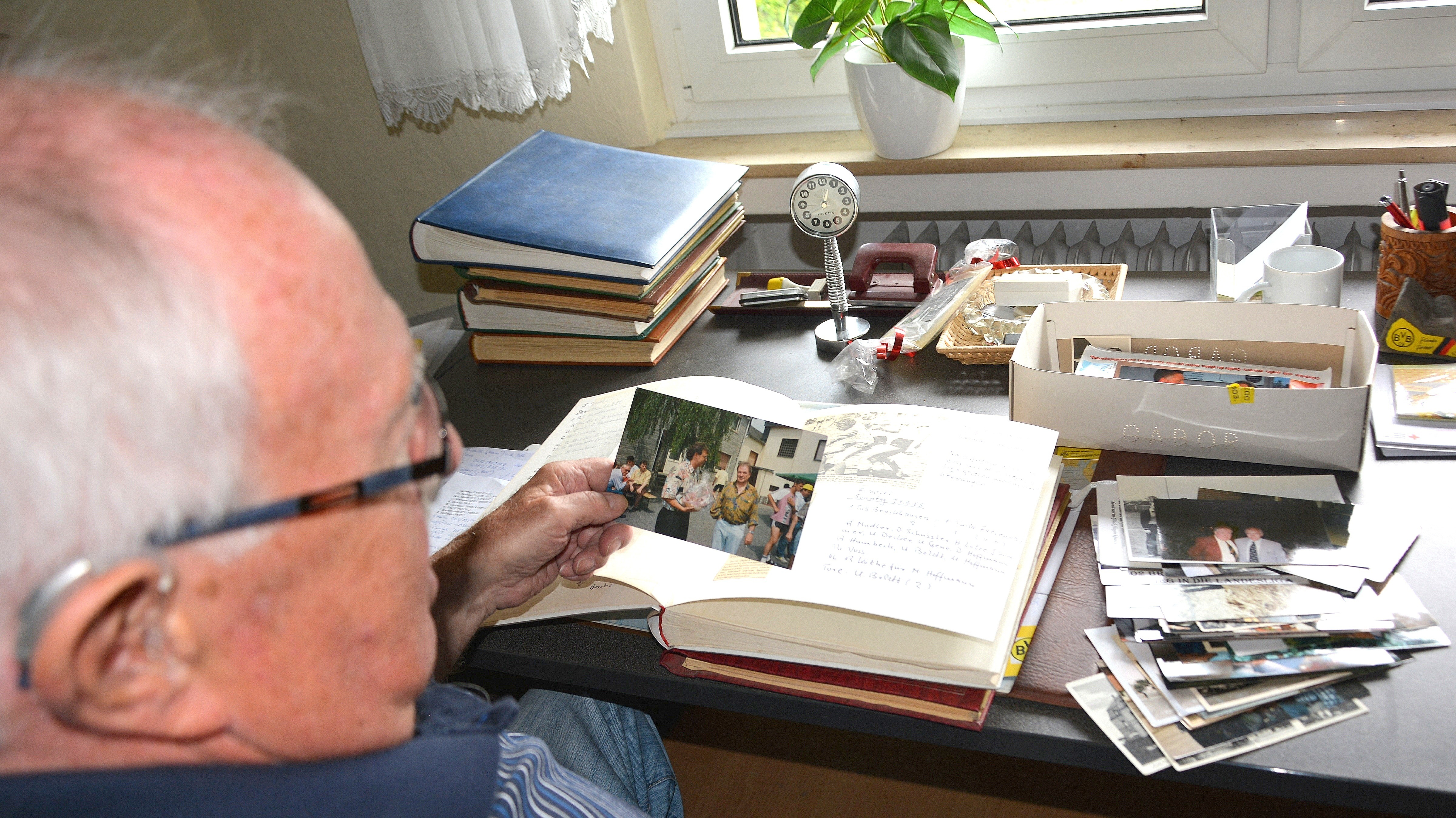 Heinz-Werner Hoffmann kann fast jede Frage zum Werdegang des TuS Bruchhausen beantworten, denn er hat akribisch Aufstellungen, Ergebnisse und Zeitungsartikel archiviert. Foto: peb