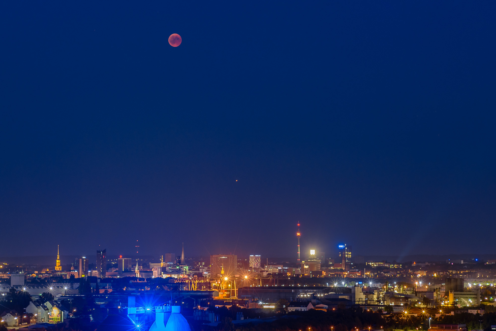 Blutmond und rechts darunter der Mars über der Dortmunder Innenstadt