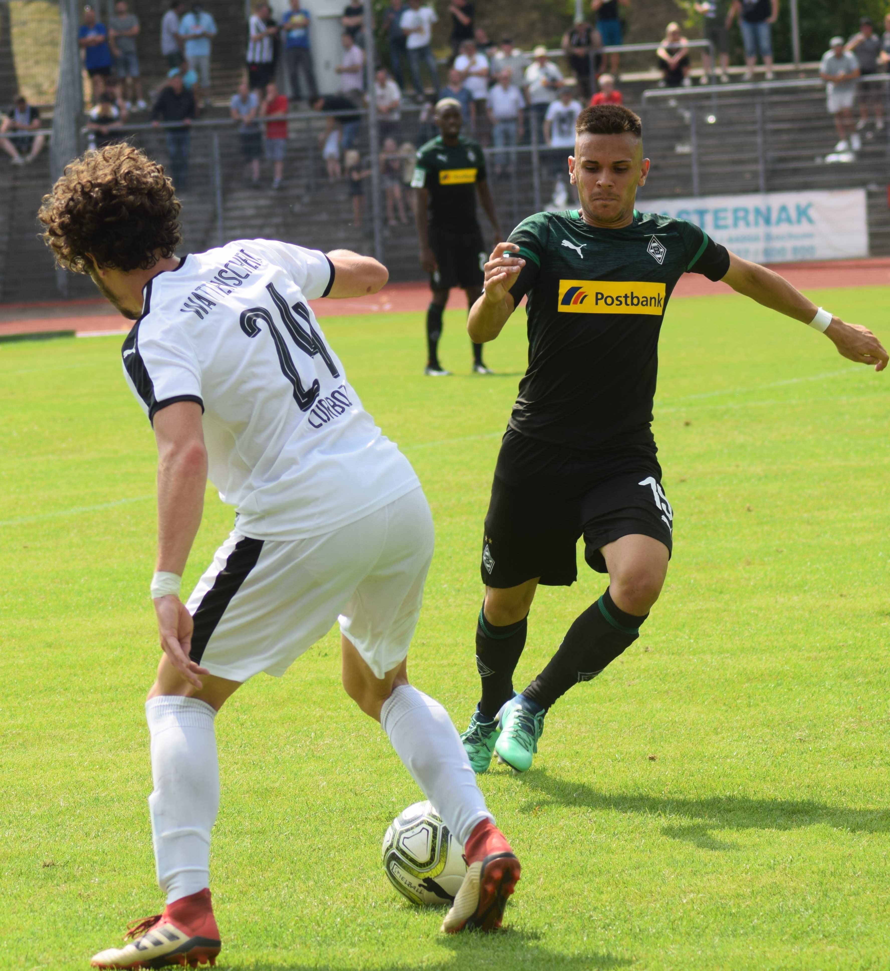 Viele Mittelfeldzweikämpfe prägten das Spiel. Unser Bild zeigt Mael Corboz (l.) und Gladbachs Mirza Mustafic. Foto: Peter Mohr