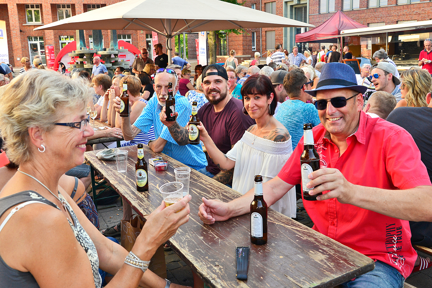 Sitzplätze waren beim freitäglichen "Feierabendmarkt" wieder gefragt. Trotz der hochsommerlichen Temperaturen fanden sehr viele Besucher - zumeist Gladbecker - den Weg zum Willy-Brandt-Platz.