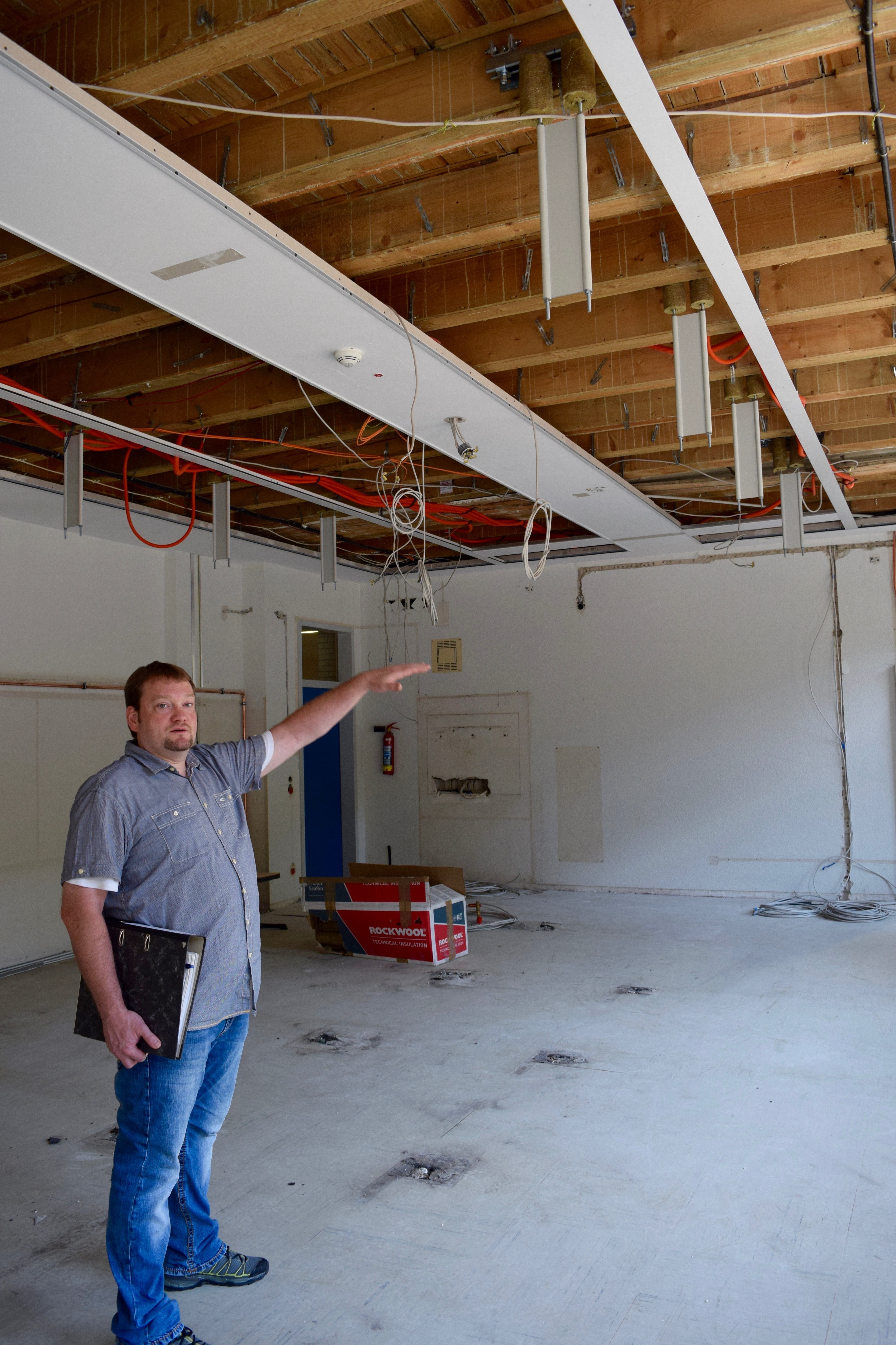 Björn Kublank vom Immobilienservice der Stadt Velbert erklärt die Sanierungsmaßnahmen im Gymnasium Langenberg.