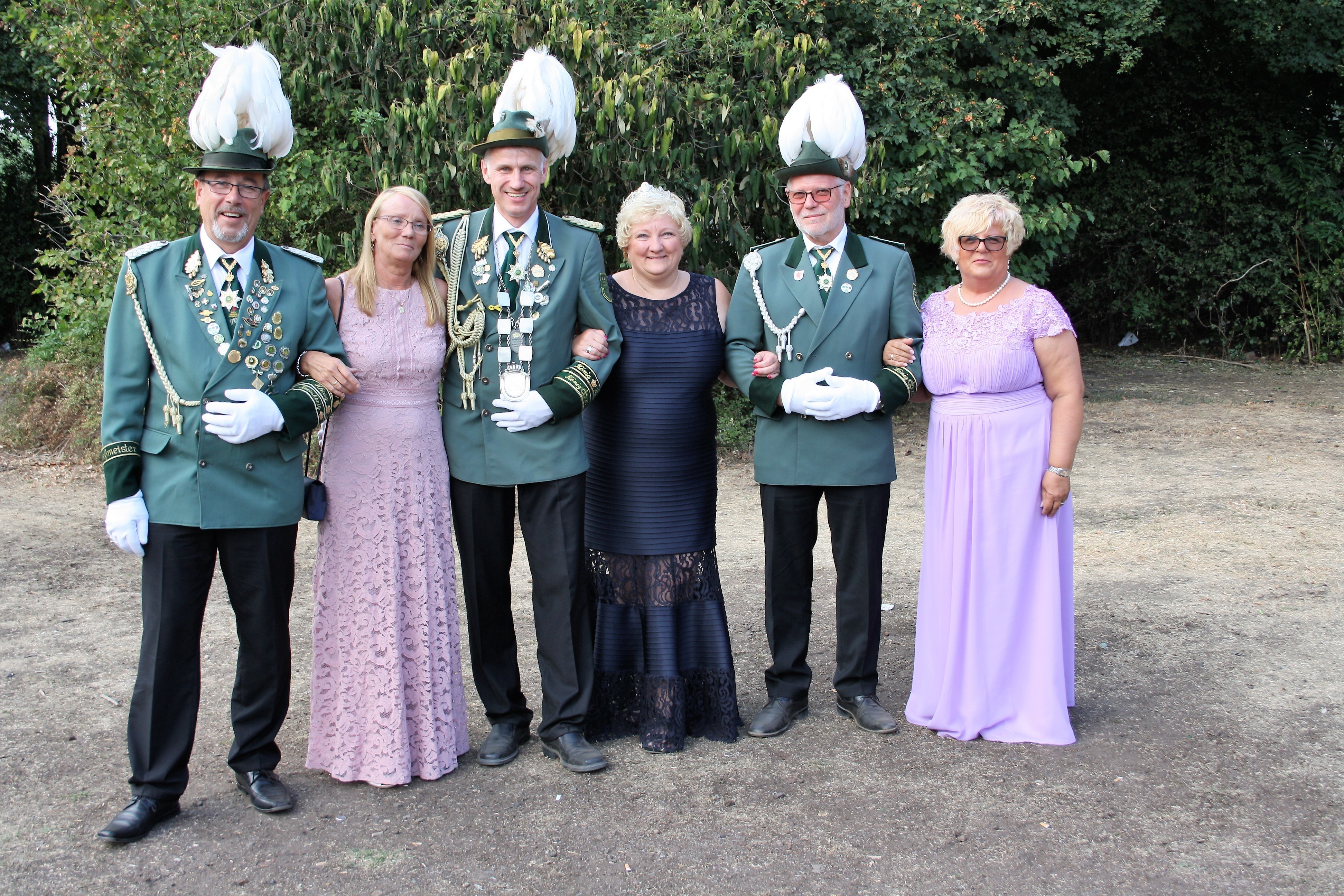 Die scheidenden Majestäten Arwed und Claudia Bergmann (Bildmitte) und ihre Marschallpaare Detlef und Renate Nonnendorf sowie Werner und Inge Simon (v.l.) freuen sich auf gemütliche Schützenstunden in Marxloh mit ihren Mitgliedern und befreundeten Vereinen.
Foto: Reiner Terhorst