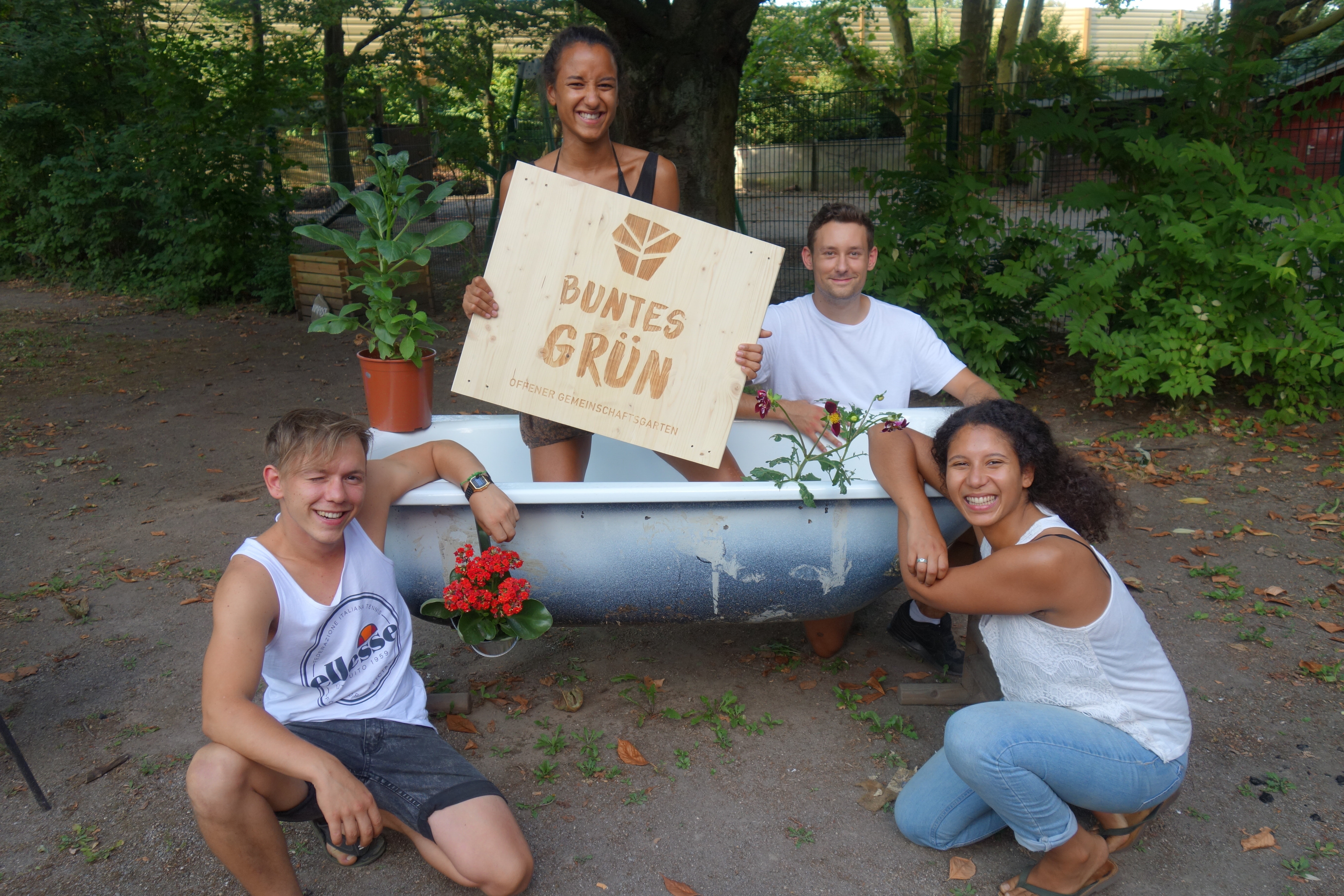 BUNTES Grün - v. re. Roxane, Patrick, Nadine, Jonas machen Unmögliches möglich... Foto: Schattberg